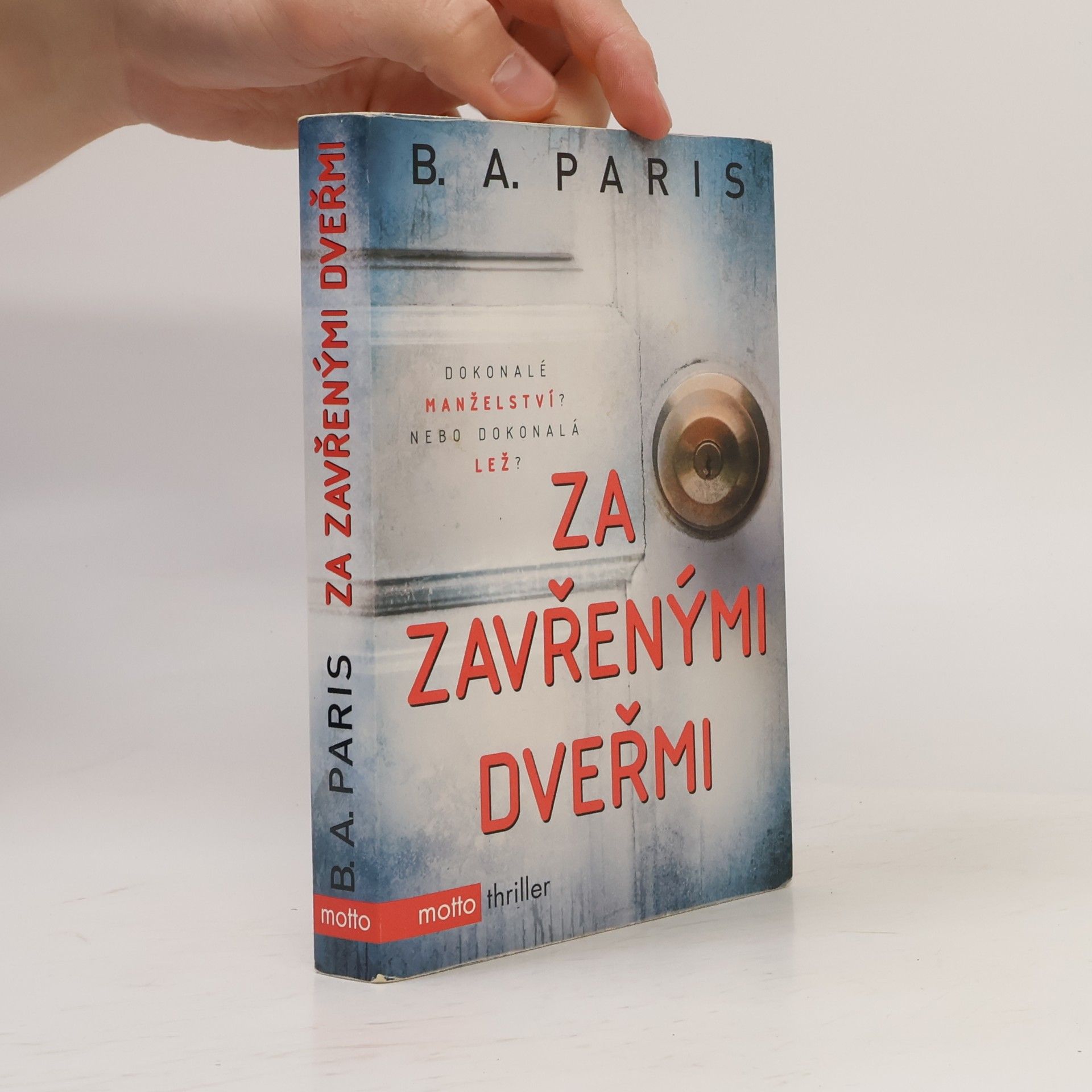 B.A. Paris Za zavřenými dveřmi