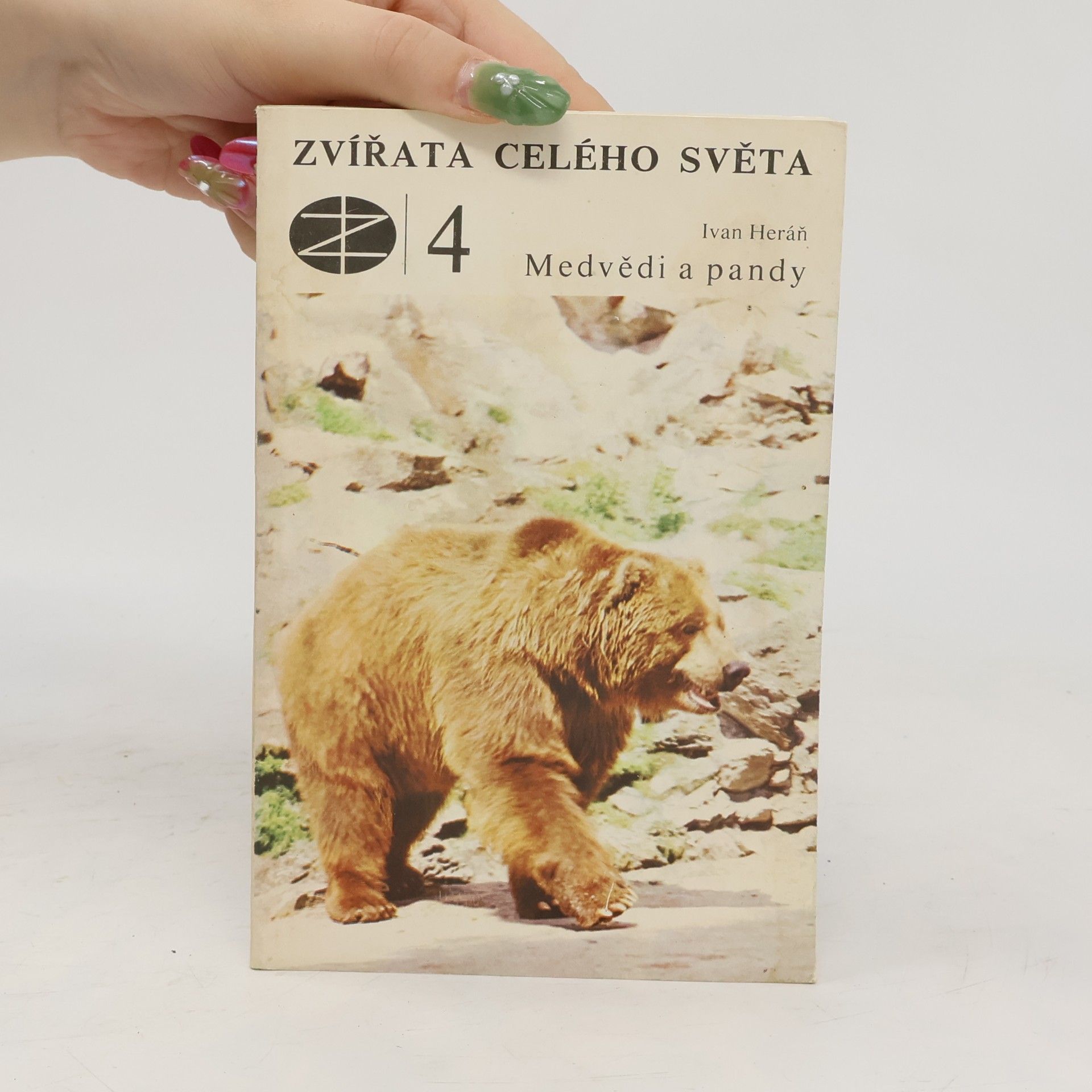 Ivan Heráň Zvířata celého světa 4. Medvědi a pandy