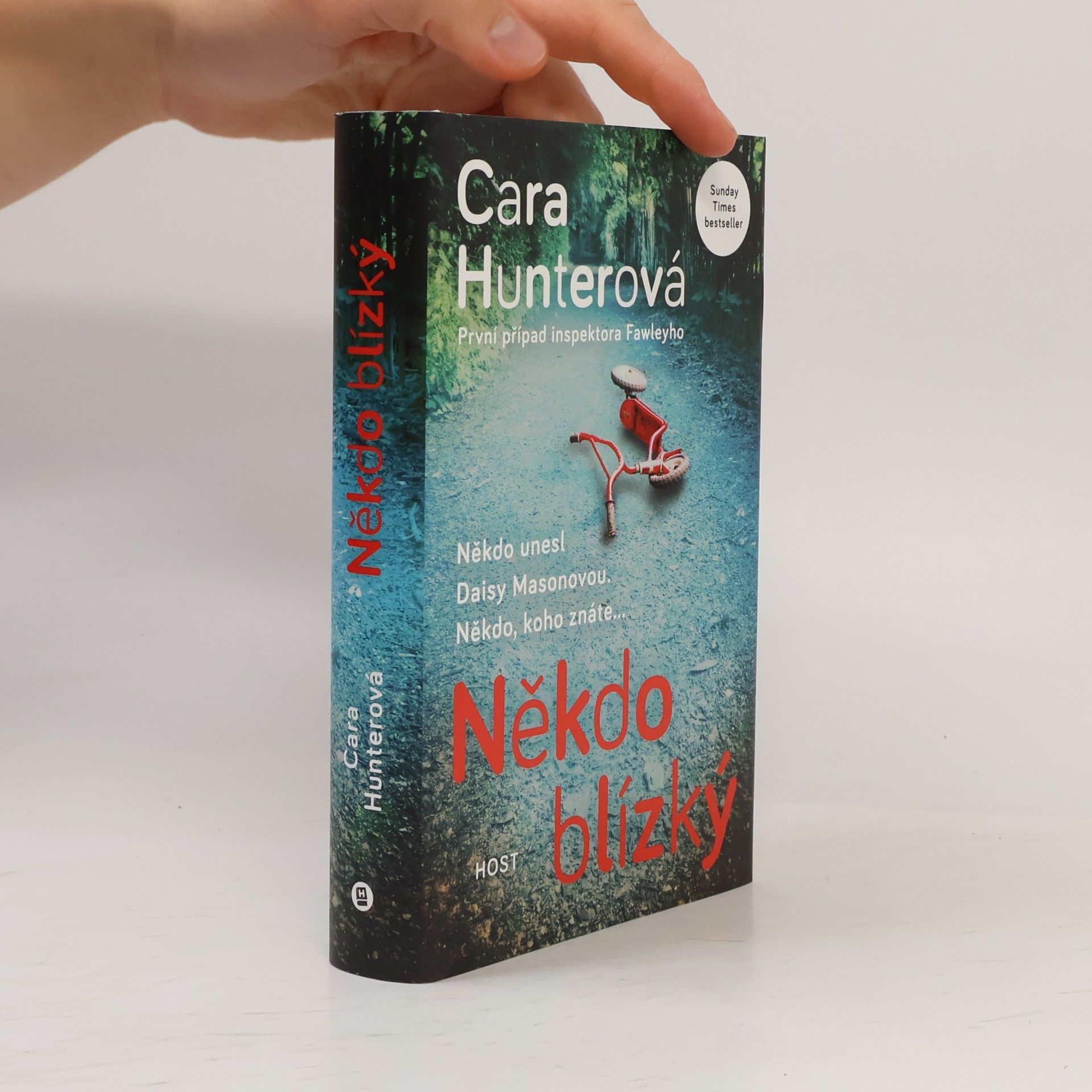 Cara Hunter Někdo blízký. První případ inspektora Fawleyho