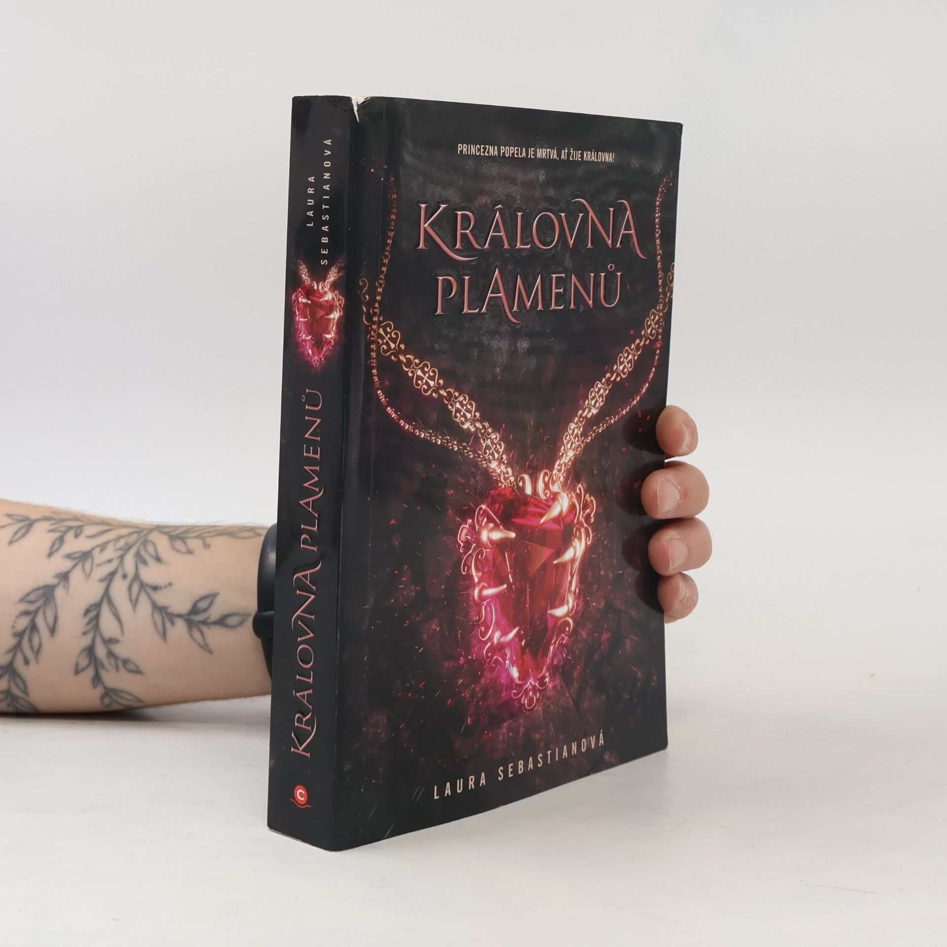 Laura Sebastian Královna plamenů