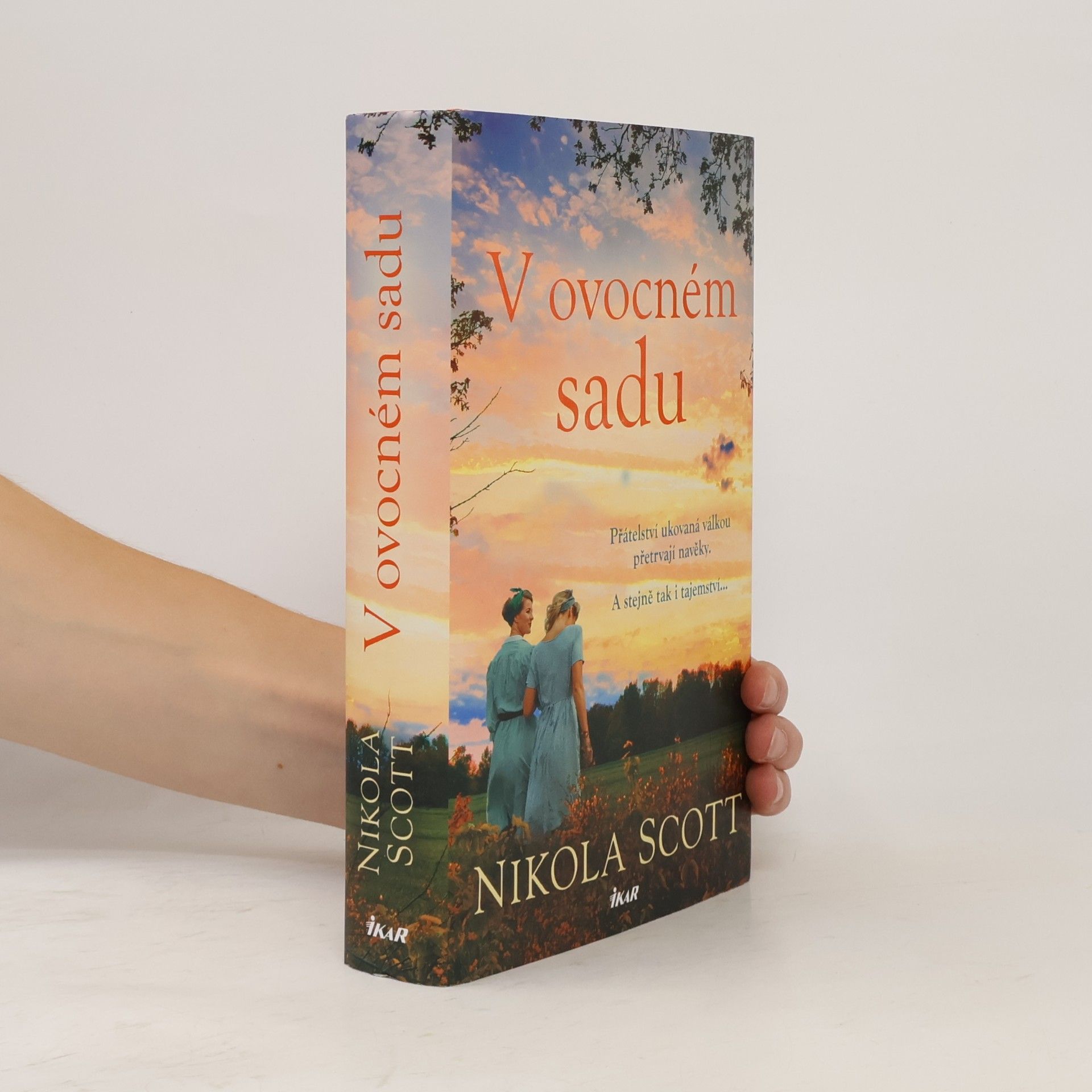 Nikola Scott V ovocném sadu