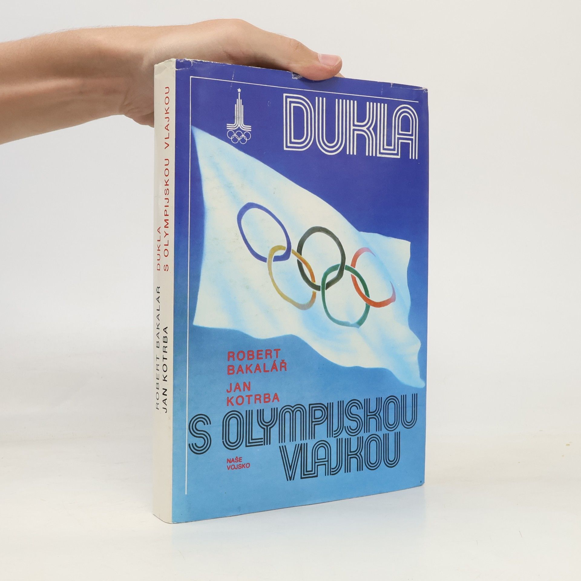 Robert Bakalář Dukla s olympijskou vlajkou