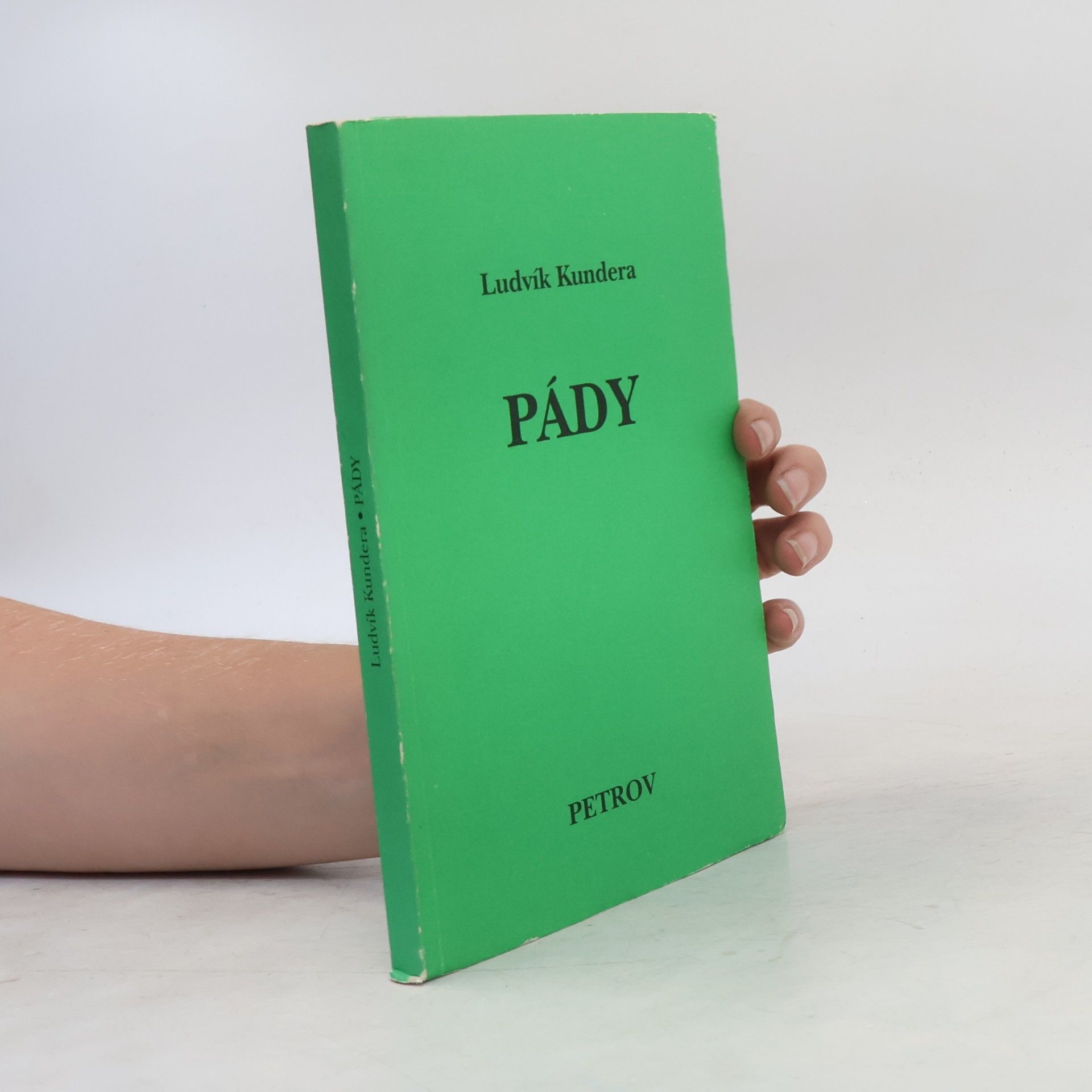 Pády.