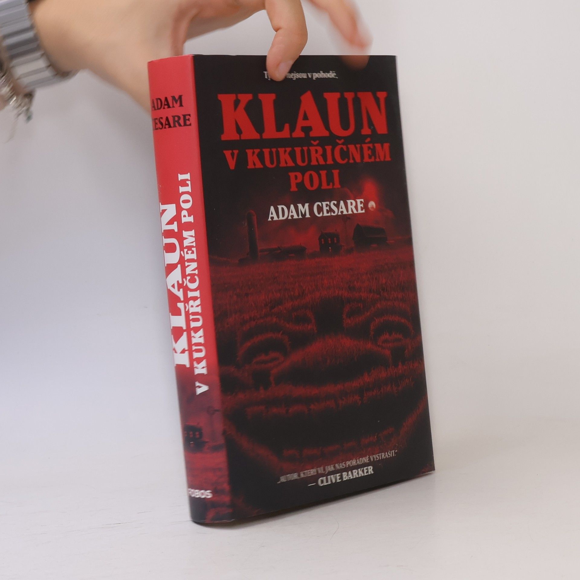 Adam Cesare Klaun v kukuřičném poli
