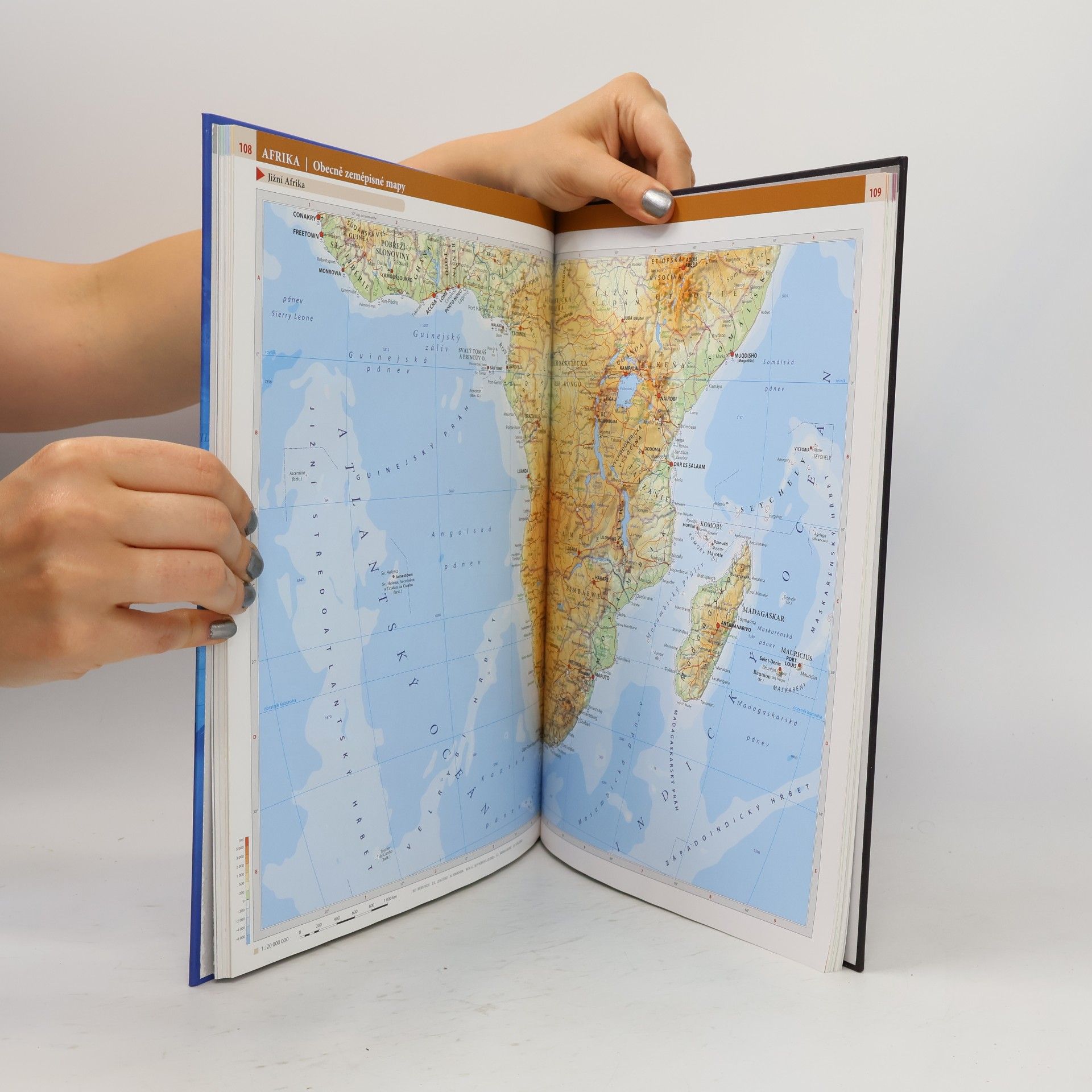Collectif d'auteurs Školní atlas světa