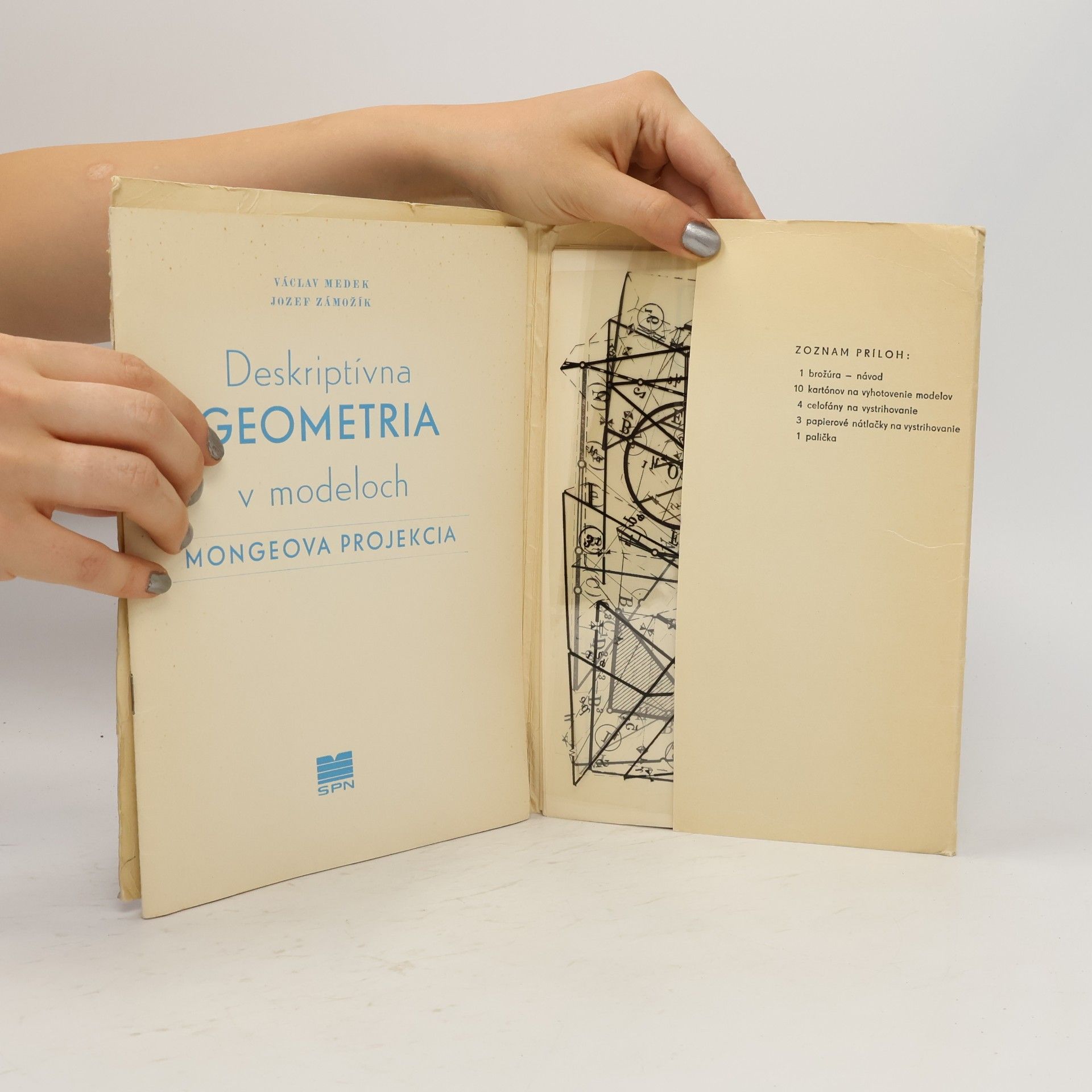 Václav Medek Deskriptívna geometria v modeloch. Mongeova projekcia