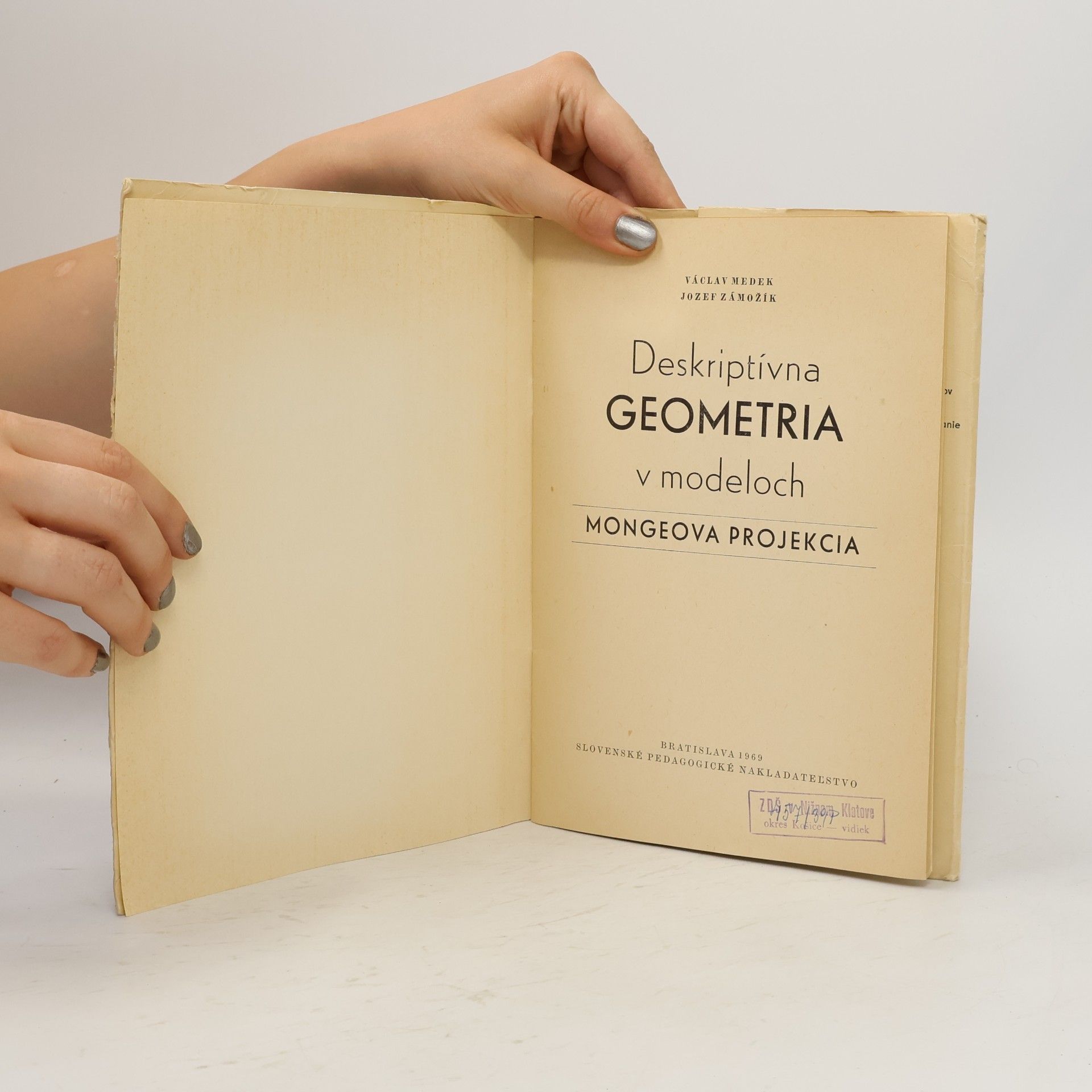 Václav Medek Deskriptívna geometria v modeloch. Mongeova projekcia