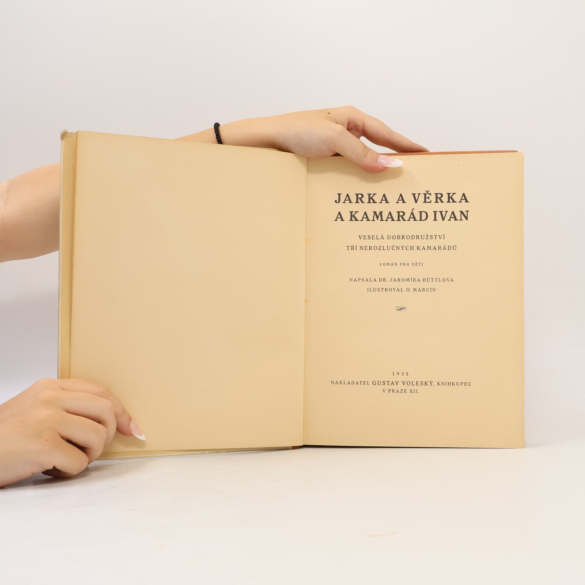 Jaromíra Hüttlová Jarka a Věrka a kamarád Ivan