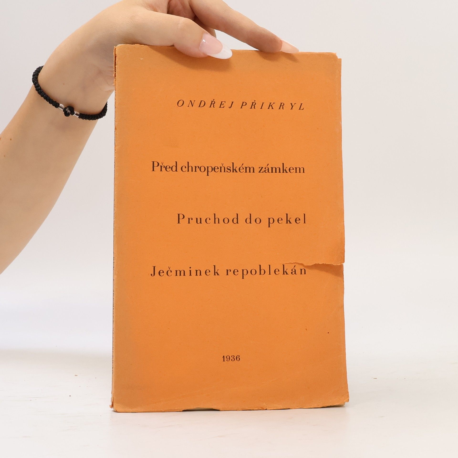 Před chropeňským zámkem. Průchod do pekel. Ječmínek repoblekán