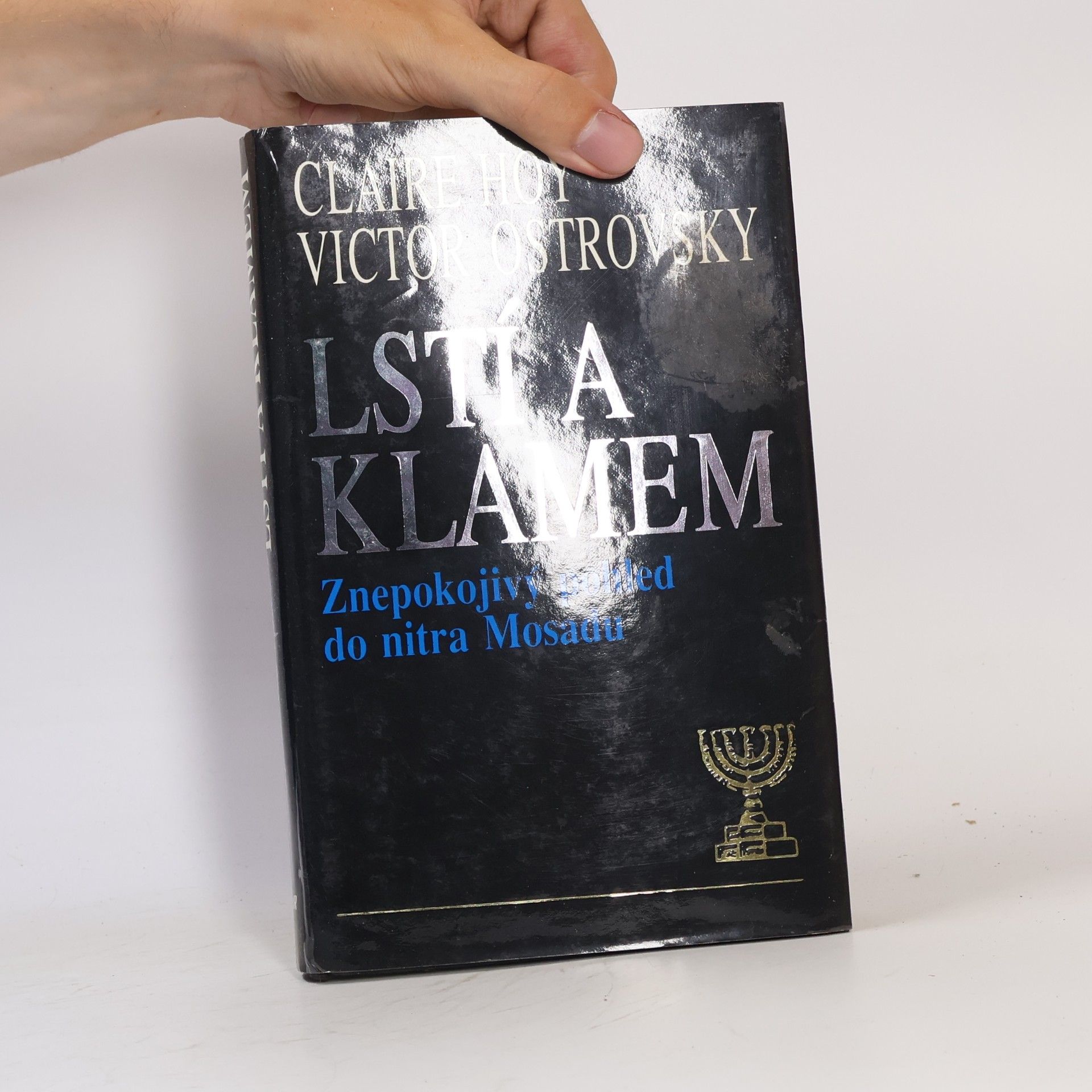 Claire Hoy Lstí a klamem: Znepokojivý pohled do nitra Mosadu