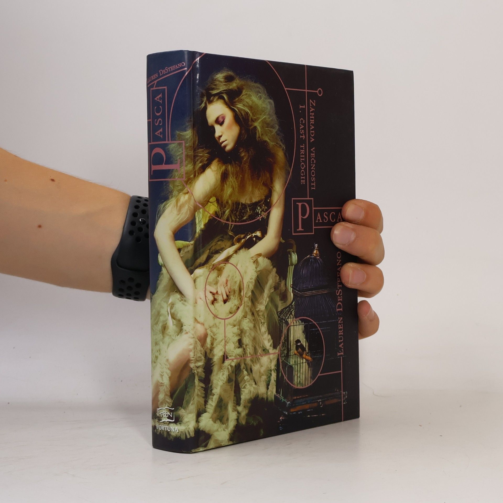 Lauren DeStefano Záhrada večnosti. Pasca