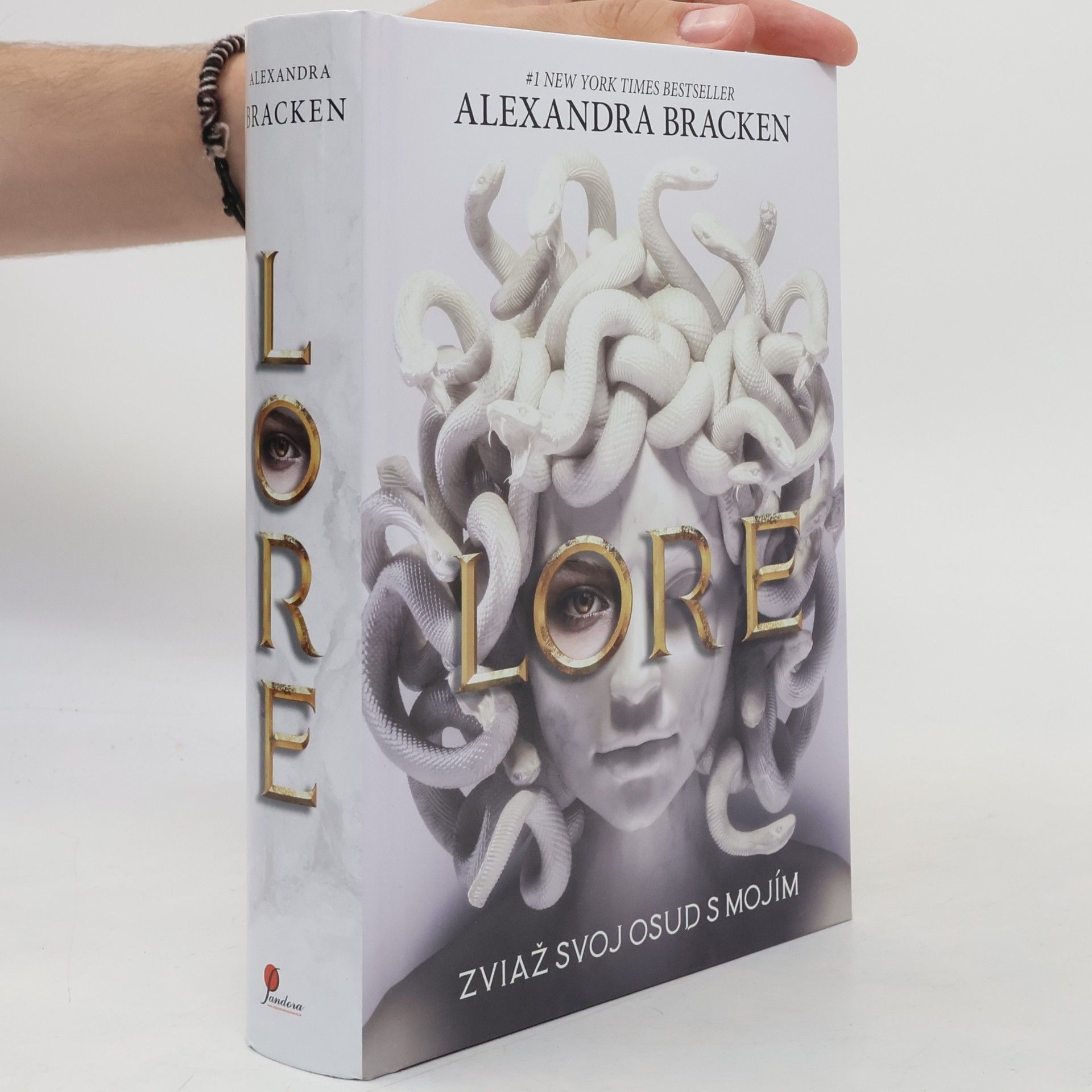 Alexandra Bracken Lore: Zviaž svoj osud s mojím