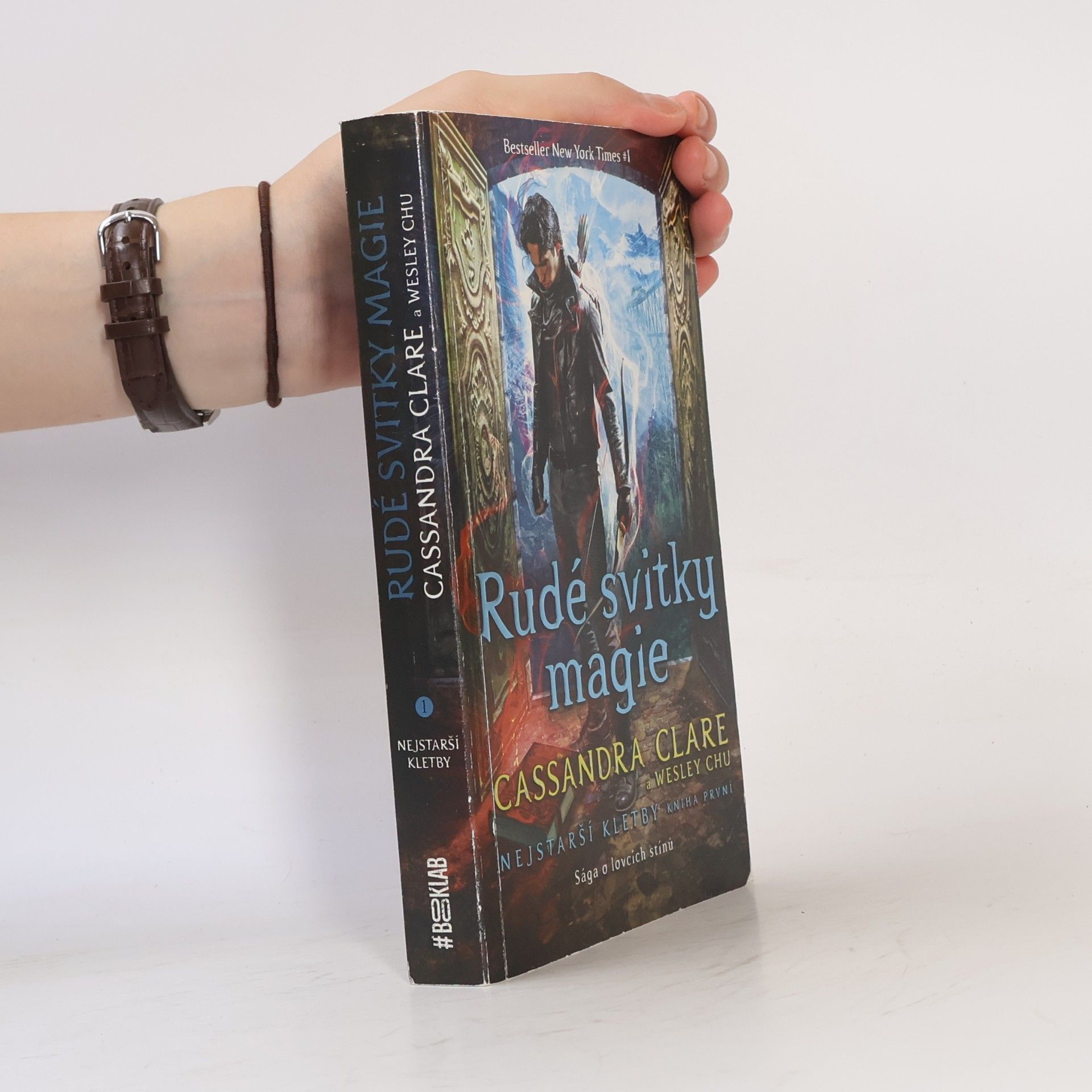 Cassandra Clare Nejstarší kletby. Kniha první, Rudé svitky magie