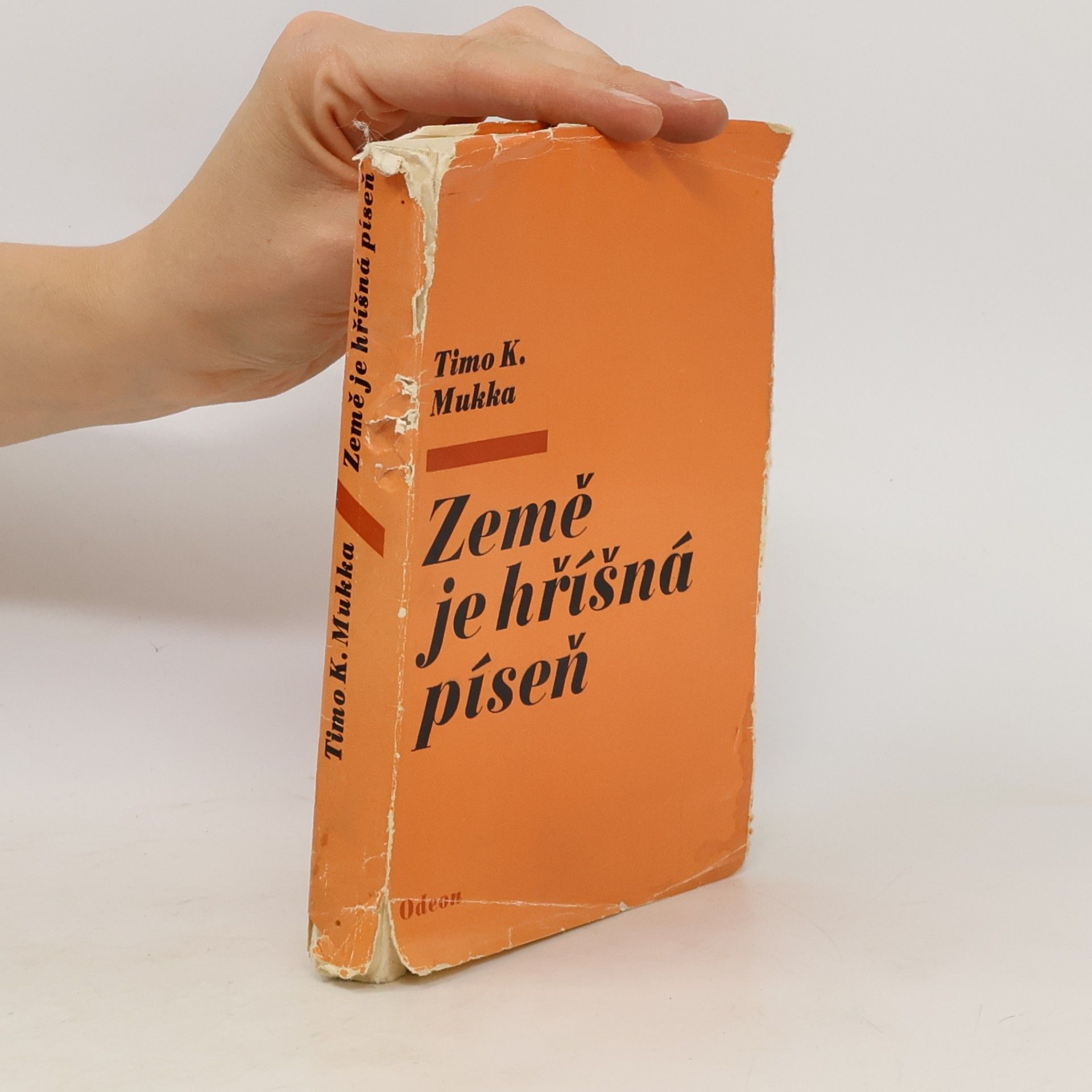 Timo K. Mukka Země je hříšná píseň