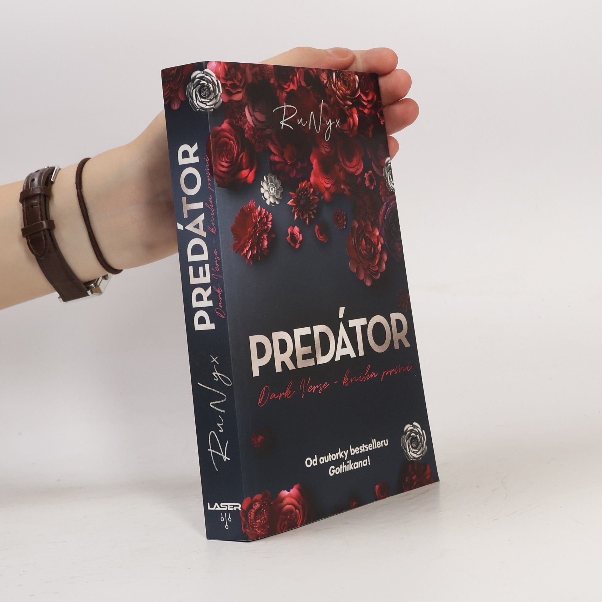 Dark Verse. Kniha první, Predátor