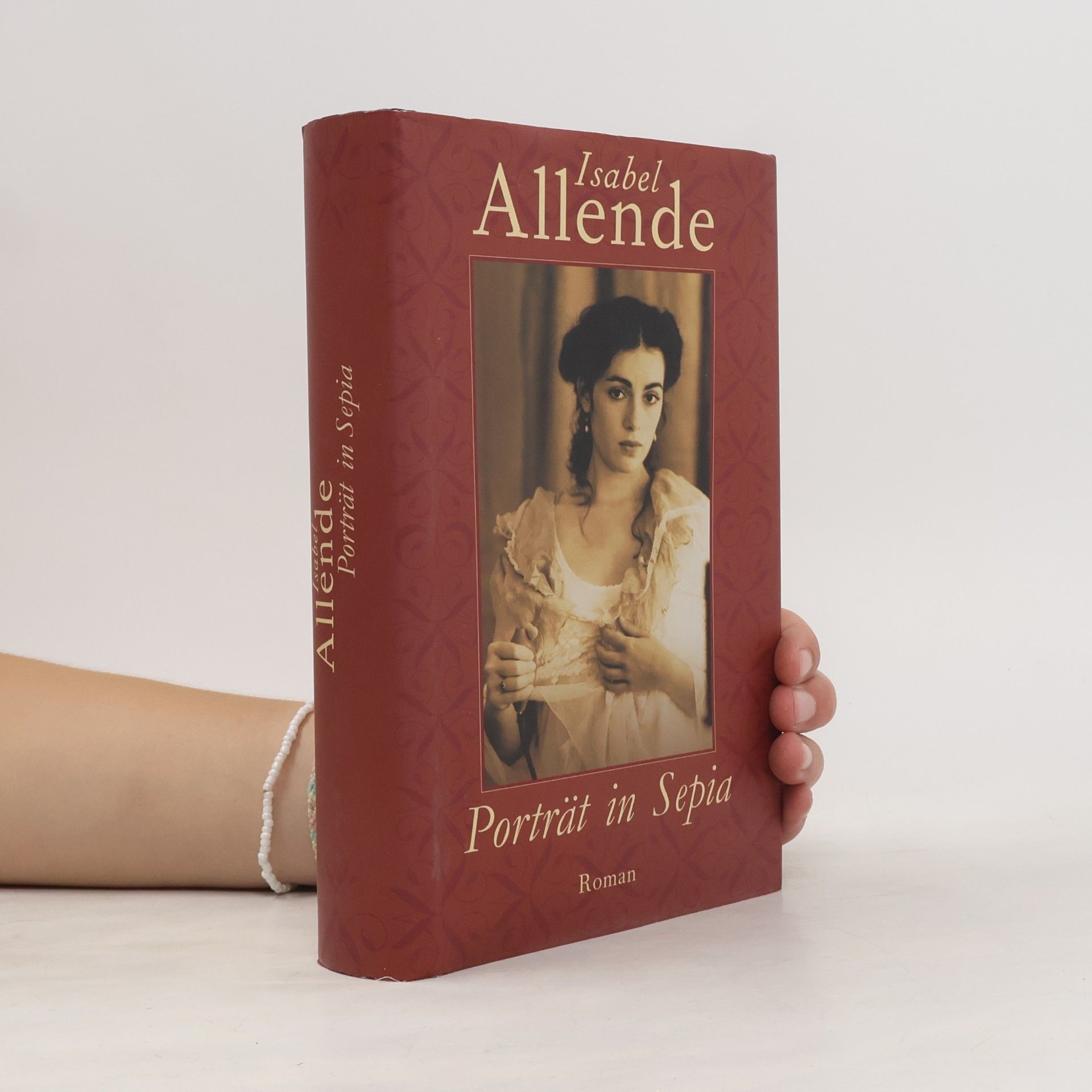 Isabel Allende Porträt in Sepia