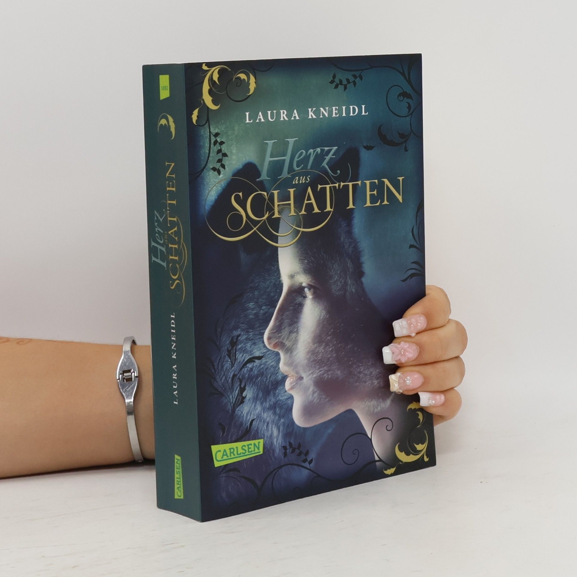 Laura Kneidl Herz aus Schatten