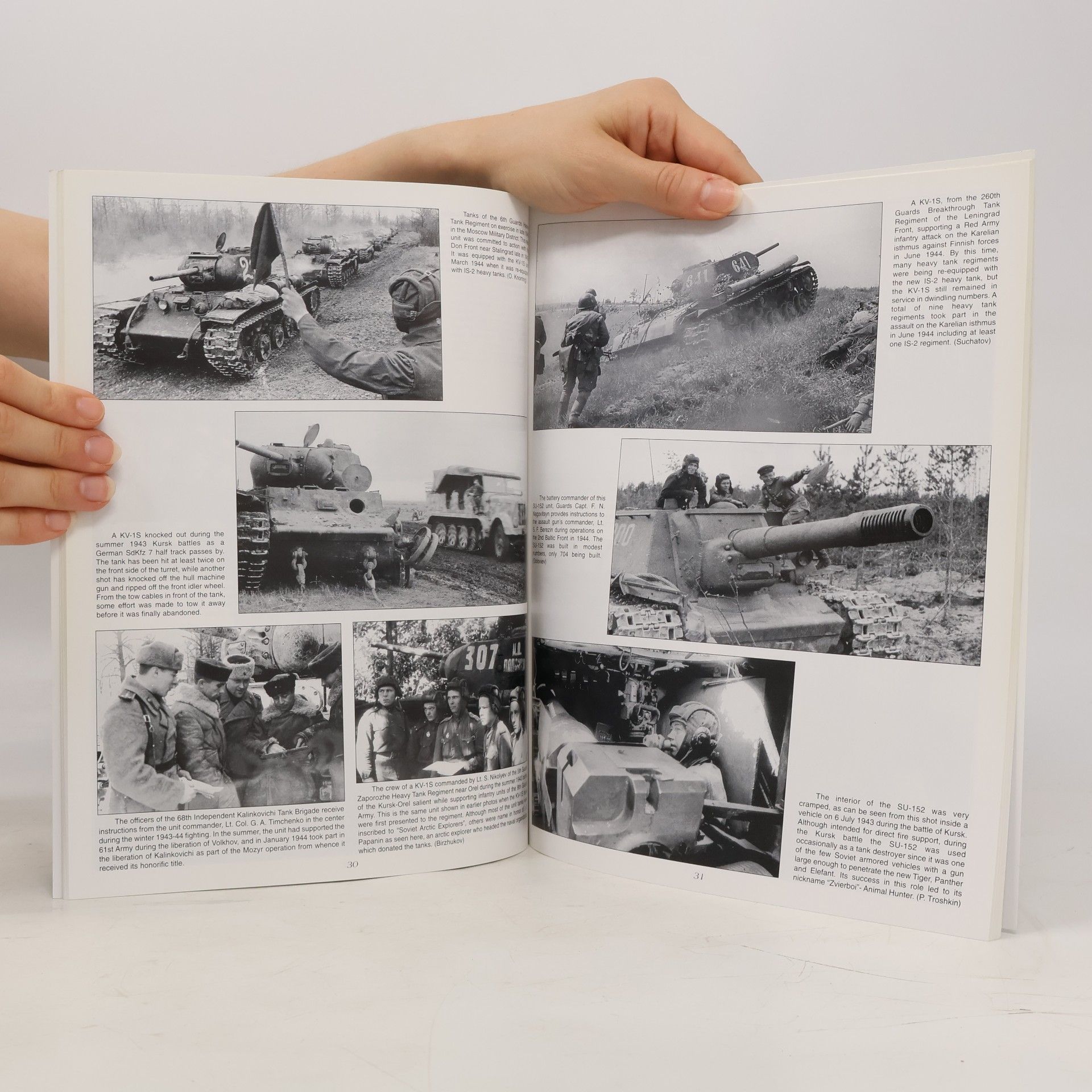 Steve J. Zaloga Armor at War Series - 7012: Stalin's Heavy Tanks, 1941-45