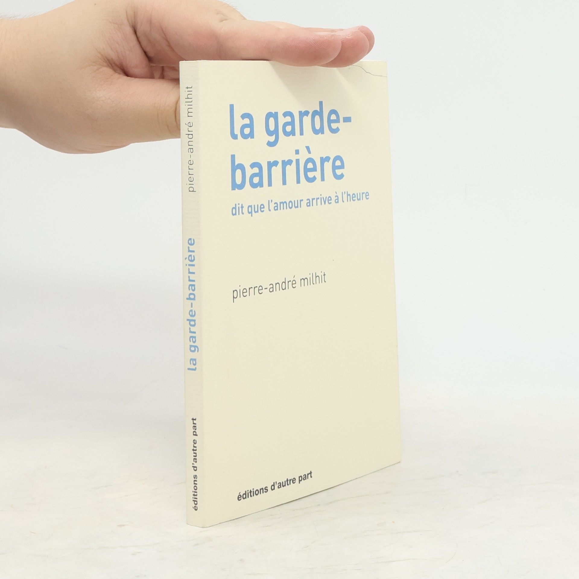 Pierre-André Milhit La garde-barrière dit que l'amour arrive à l'heure