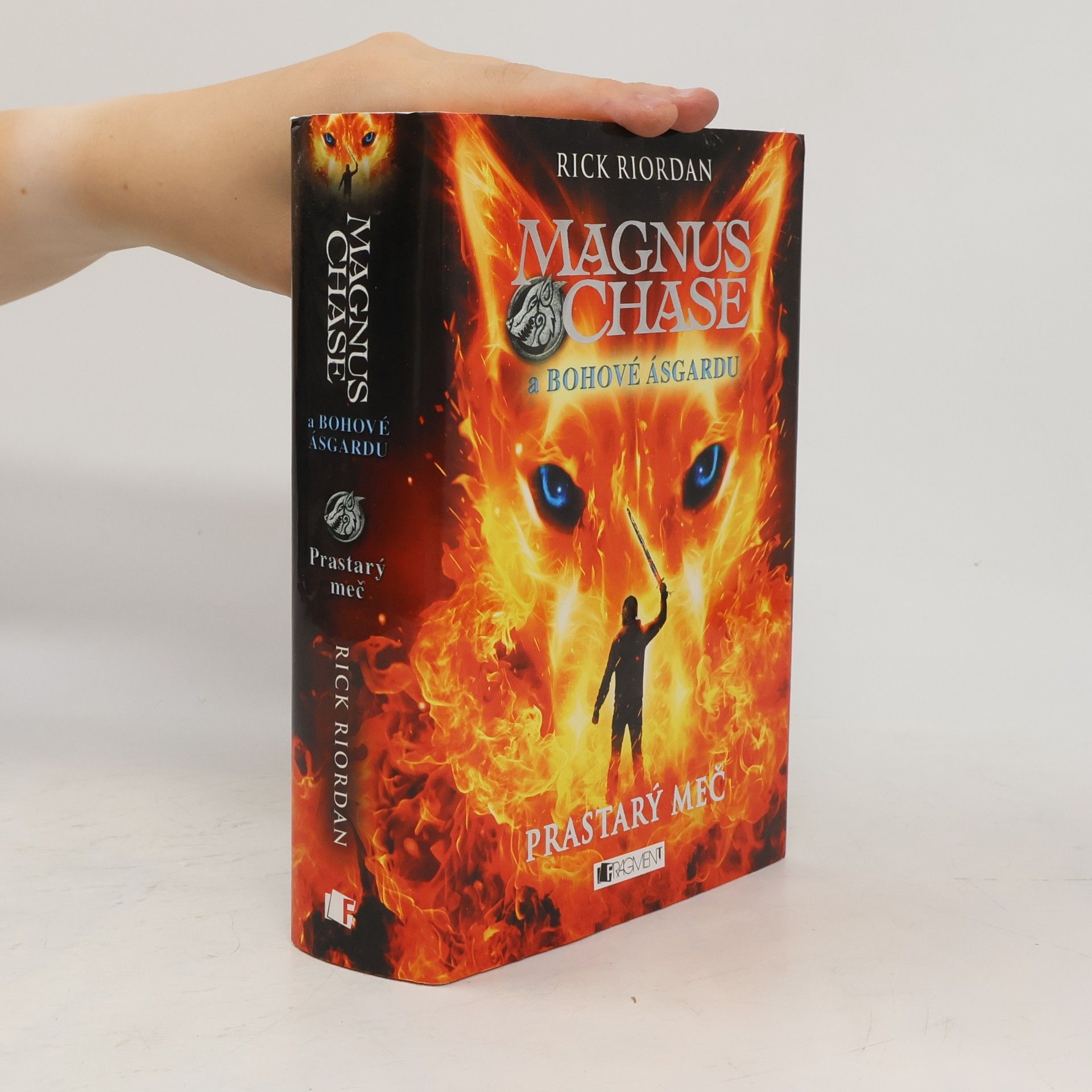 Rick Riordan Magnus Chase a bohové Ásgardu. Prastarý meč