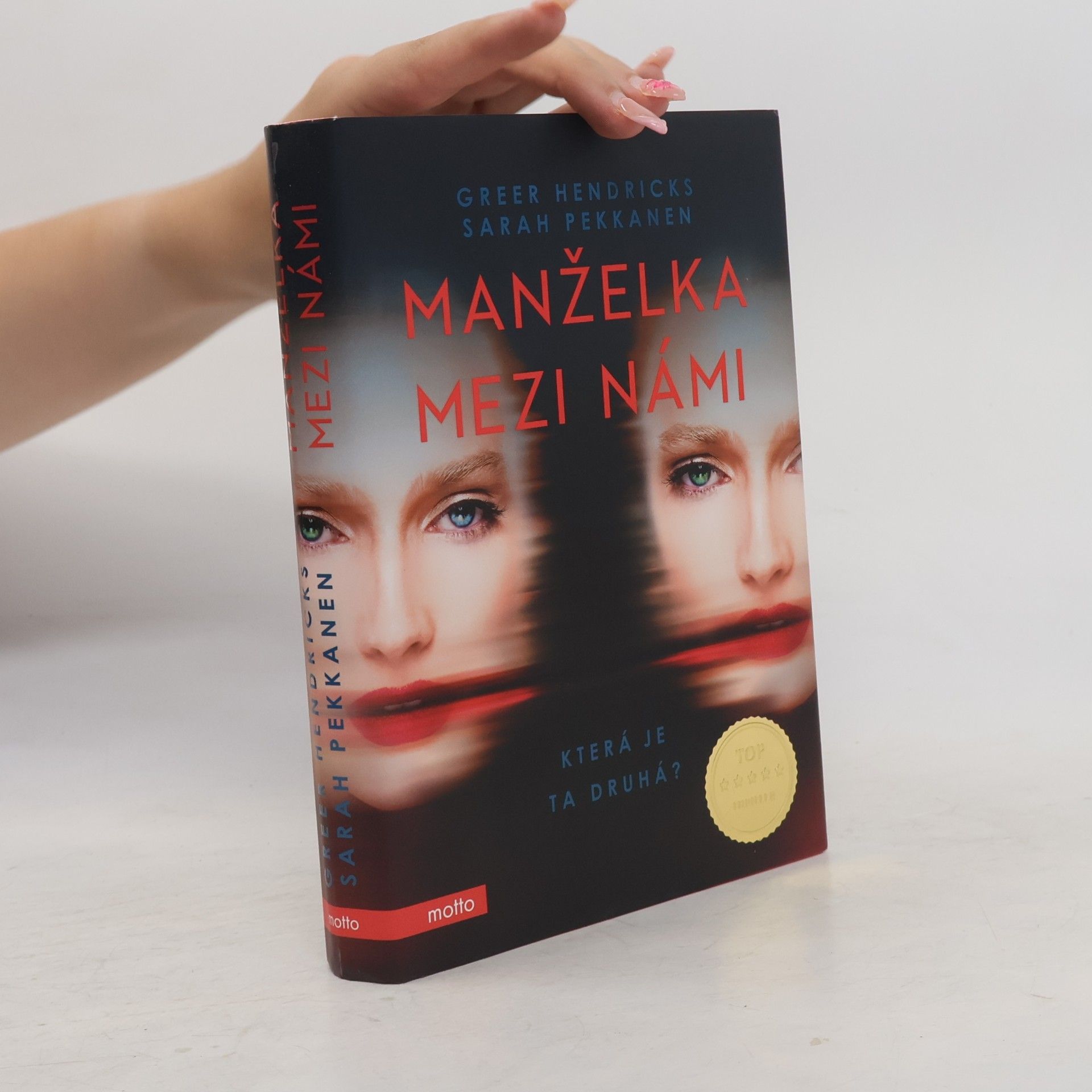 Greer Hendricks Manželka mezi námi
