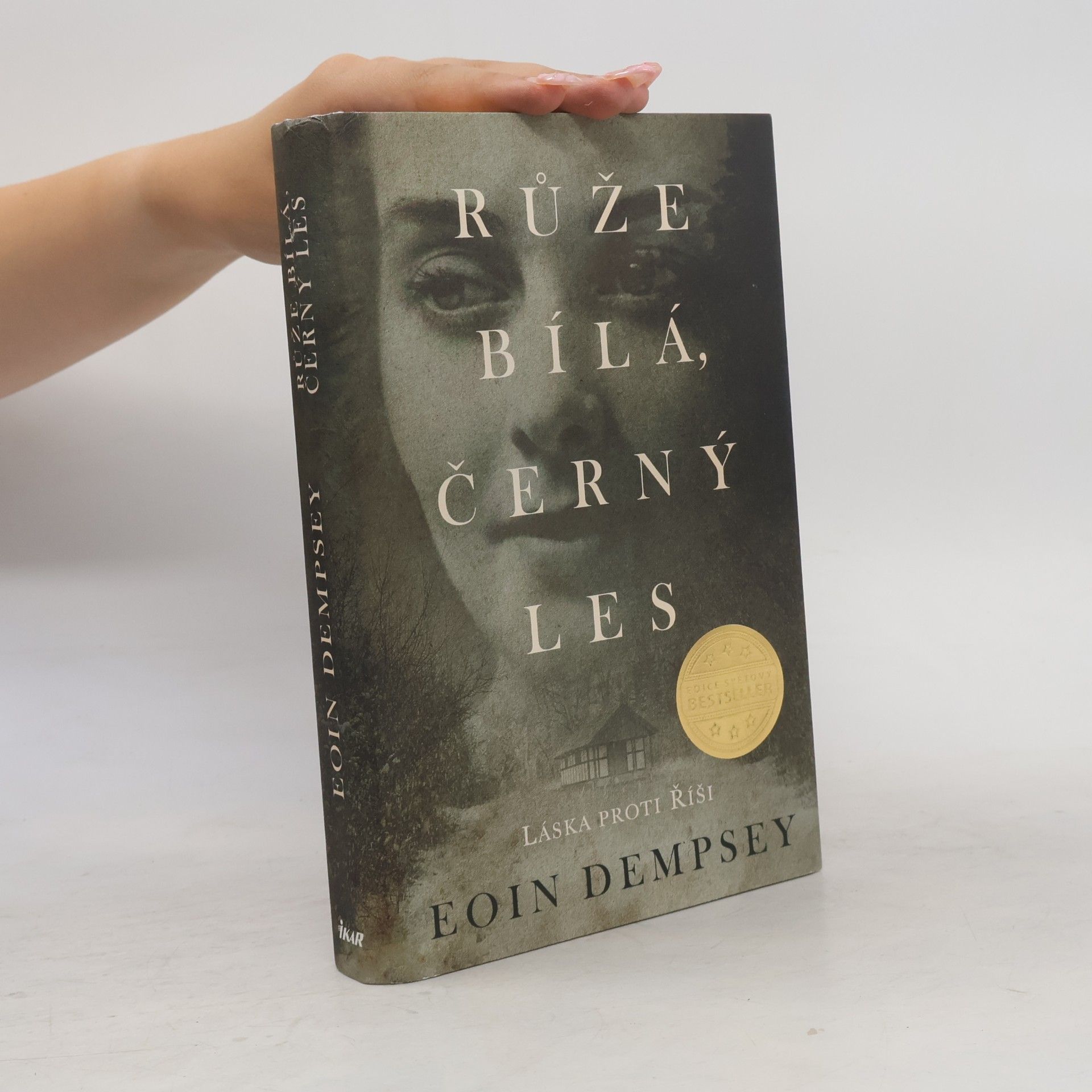 Eoin Dempsey Růže bílá, černý les