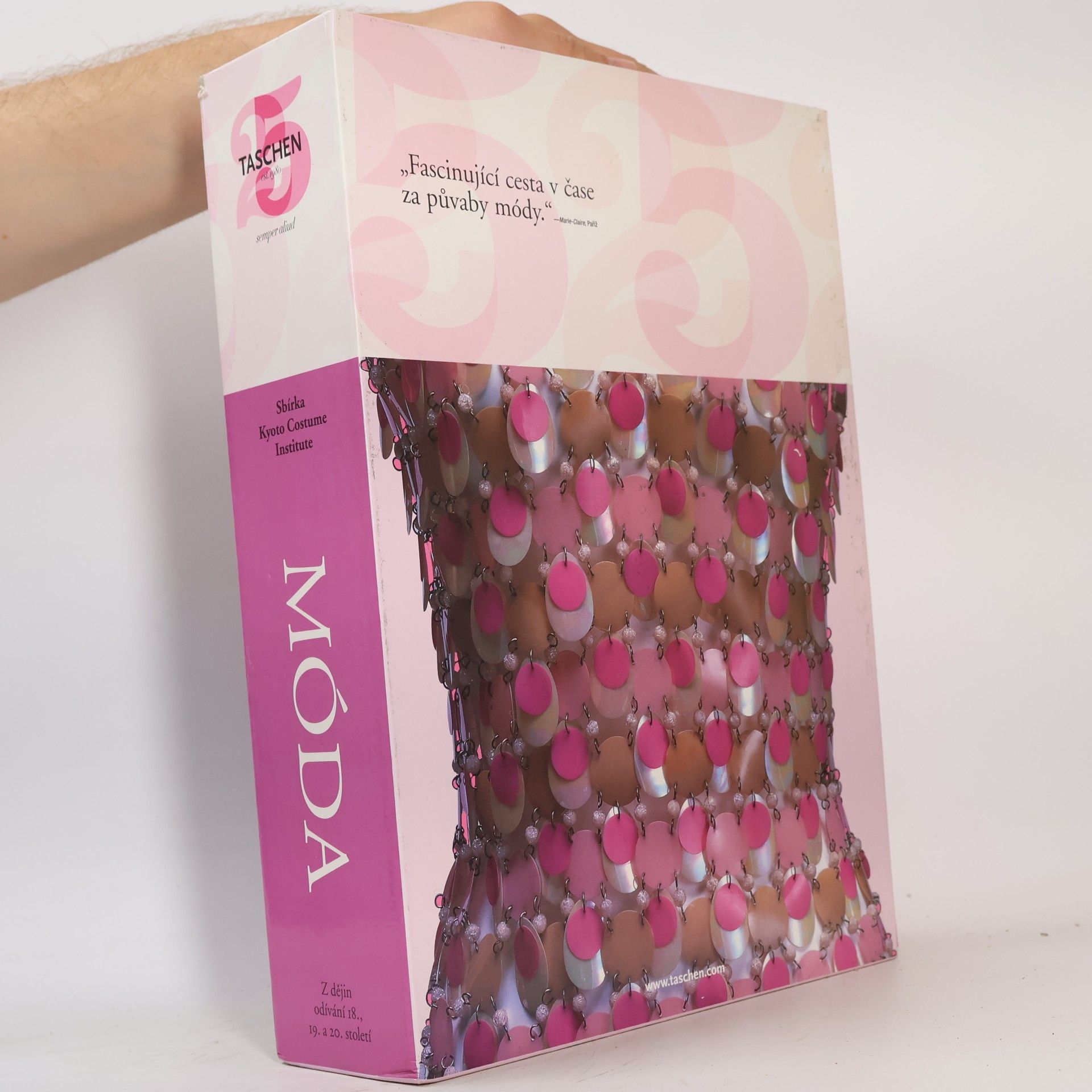 Kolektiv autorů Móda: Z dějin odívání 18., 19. a 20. století