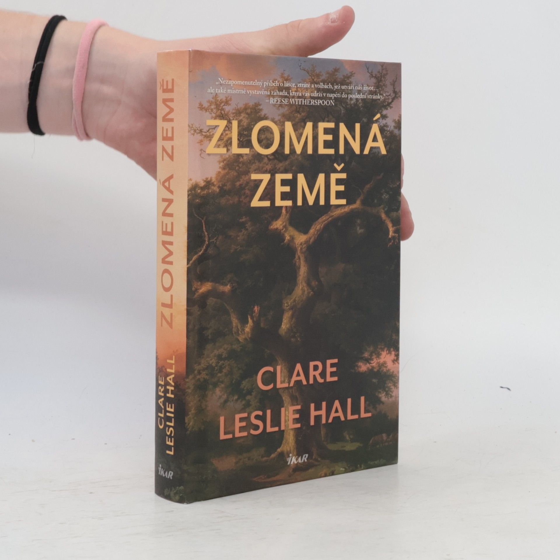 Clare Leslie Hall Zlomená země