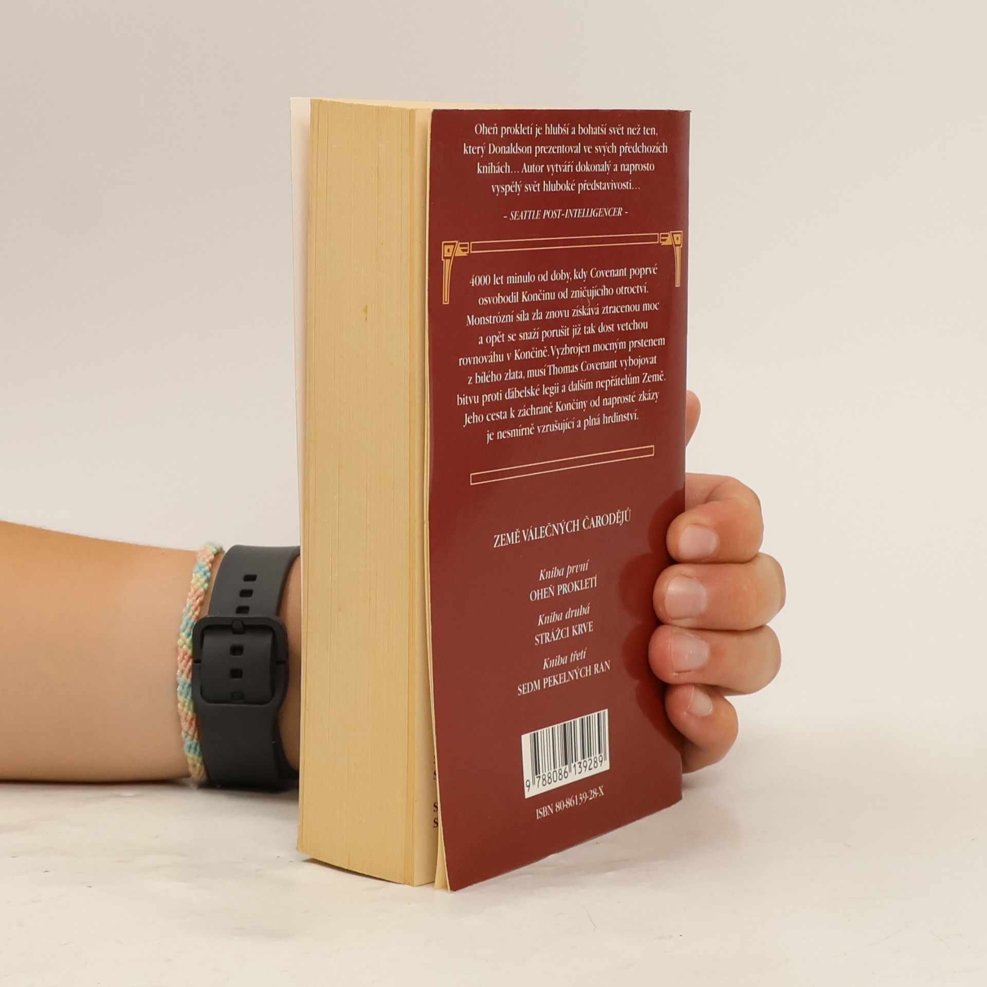 Stephen R. Donaldson Země válečných čarodějů. Kniha první, Oheň Prokletí