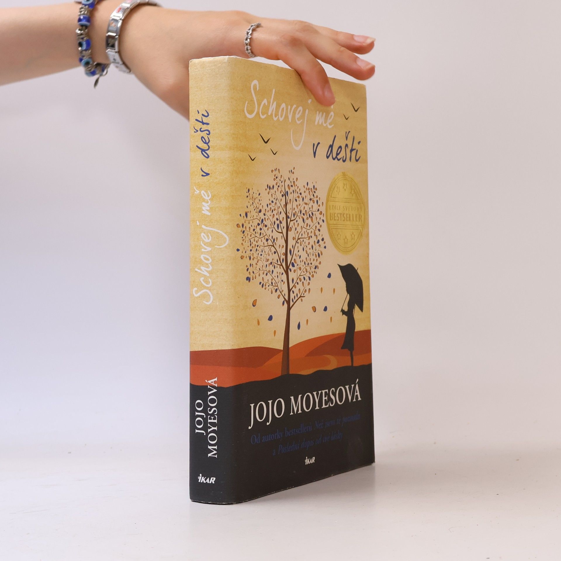 Jojo Moyes Schovej mě v dešti