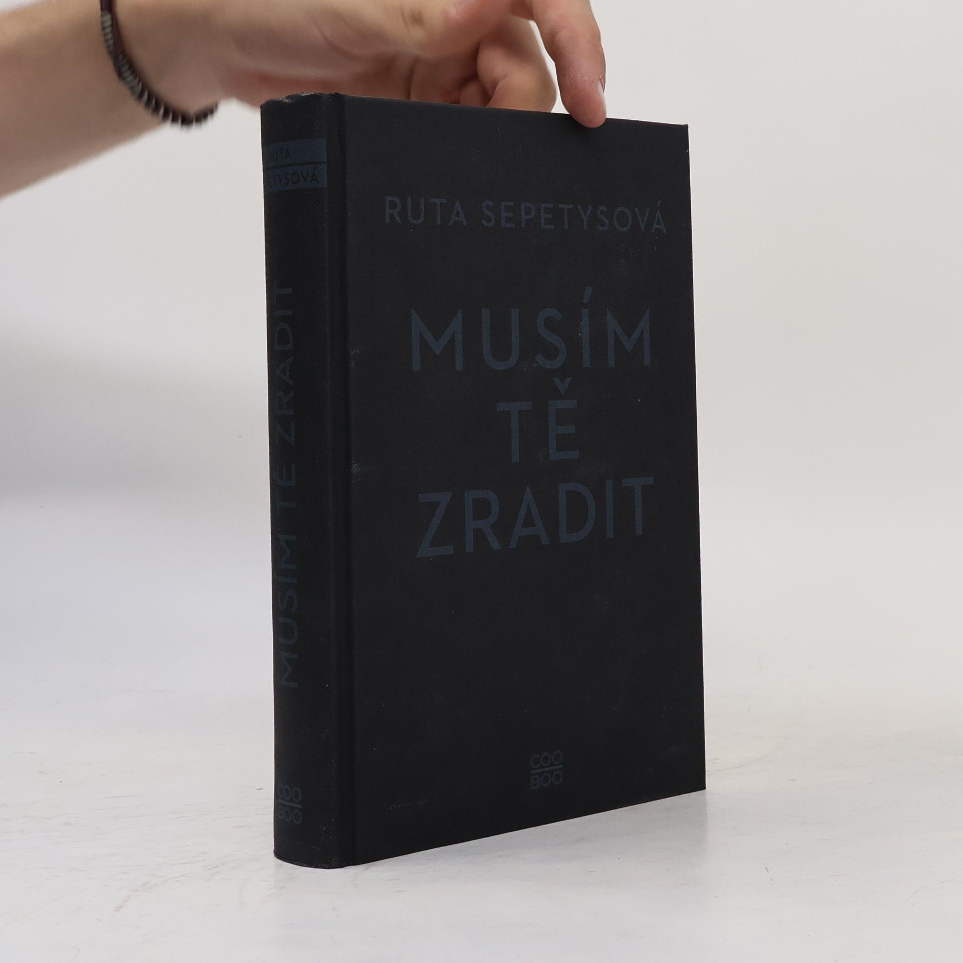 Ruta Sepetys Musím tě zradit