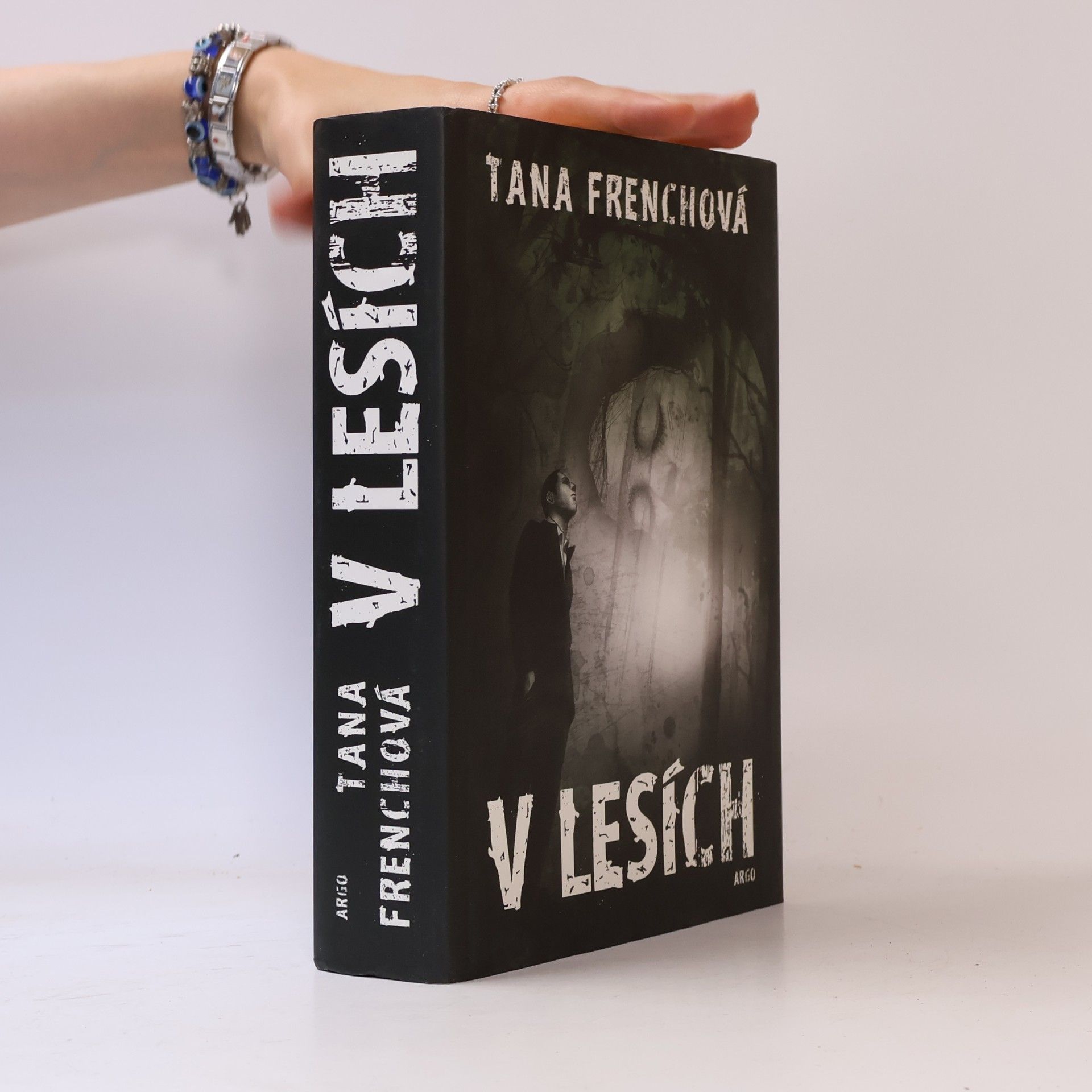 Tana French V lesích