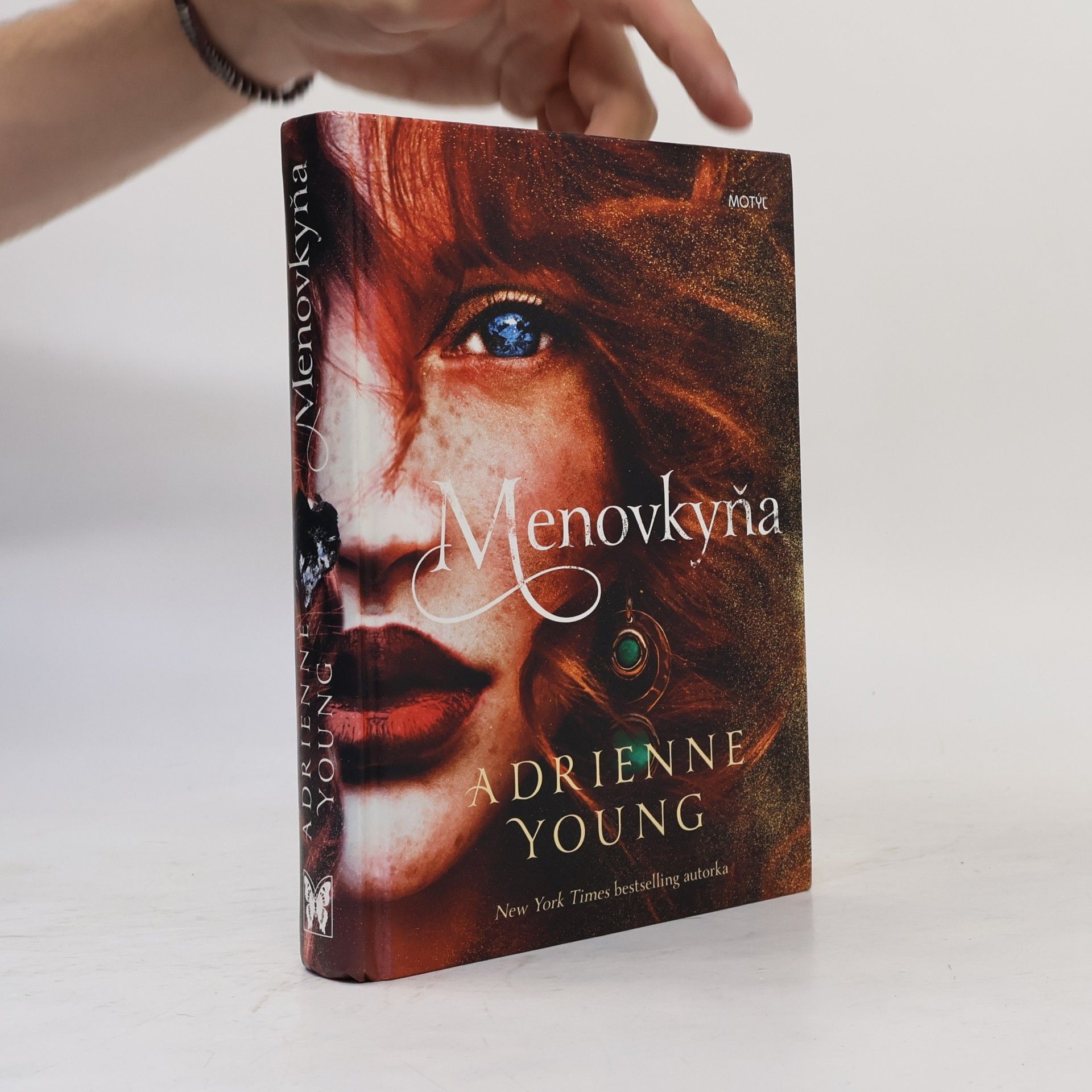 Adrienne Young Menovkyňa