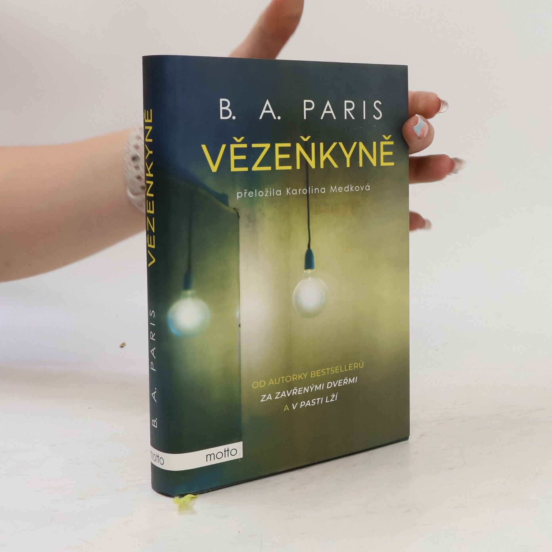 B. A. Paris Vězenkyně