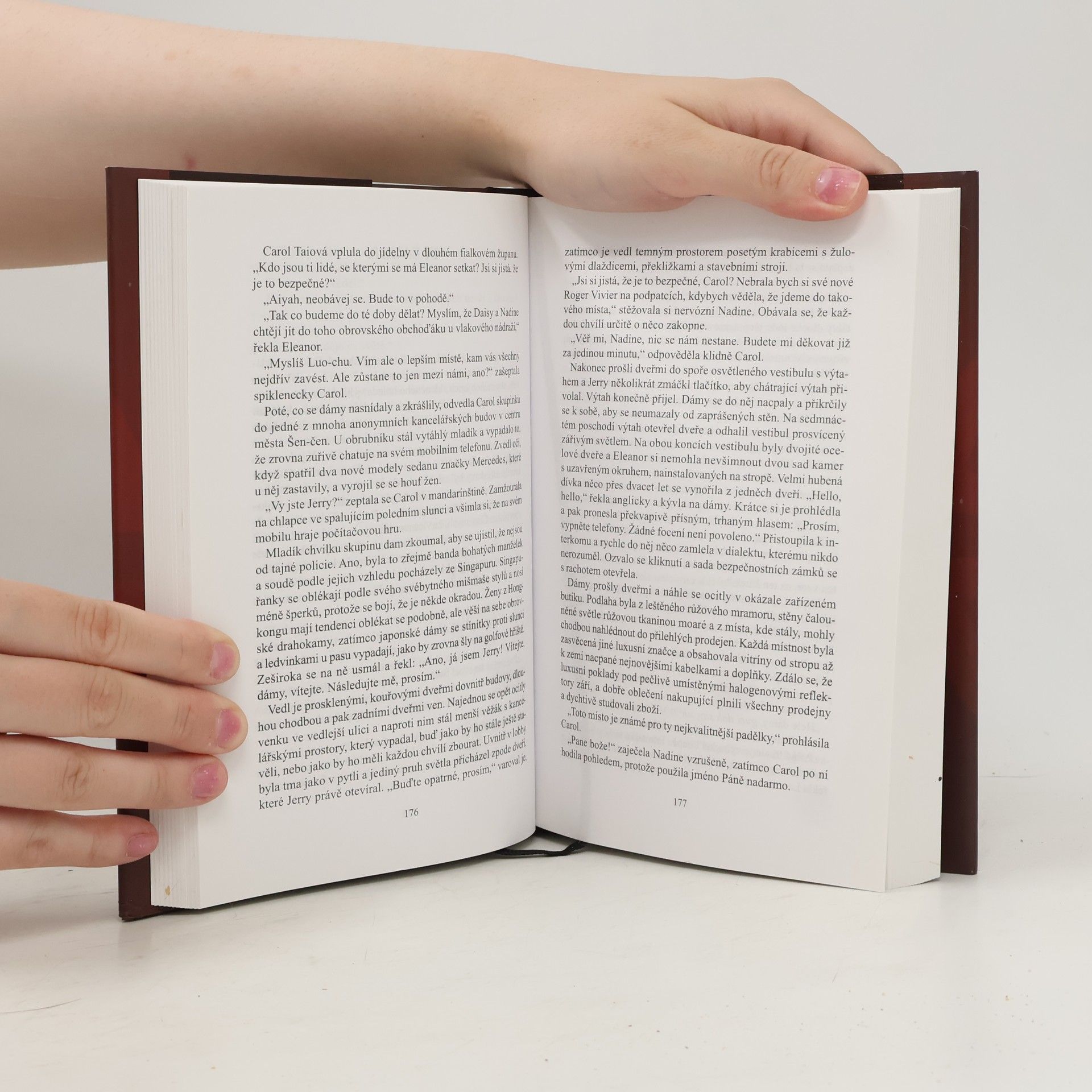 Kevin Kwan Šíleně bohatí Asiati