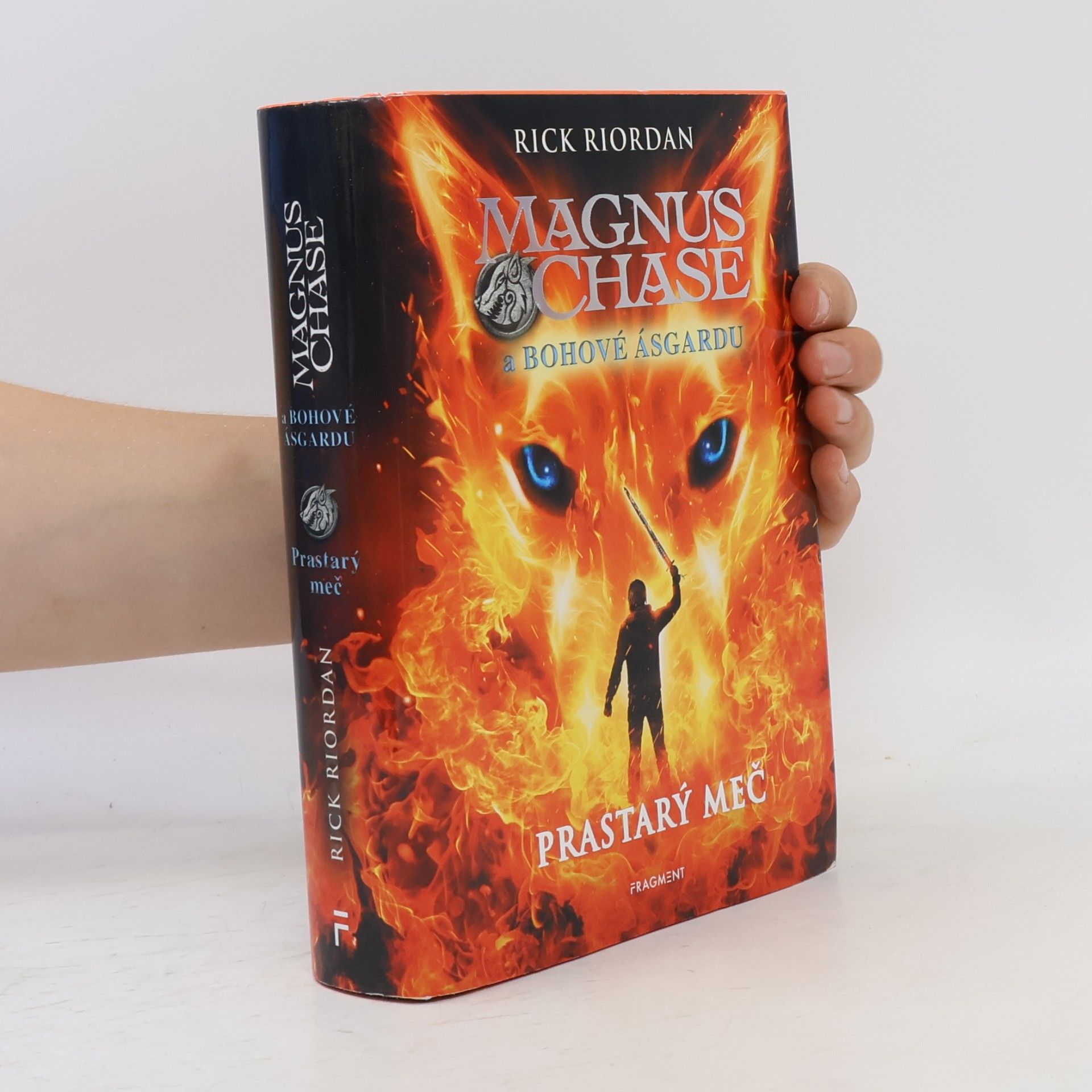 Rick Riordan Magnus Chase a bohové Ásgardu. Prastarý meč