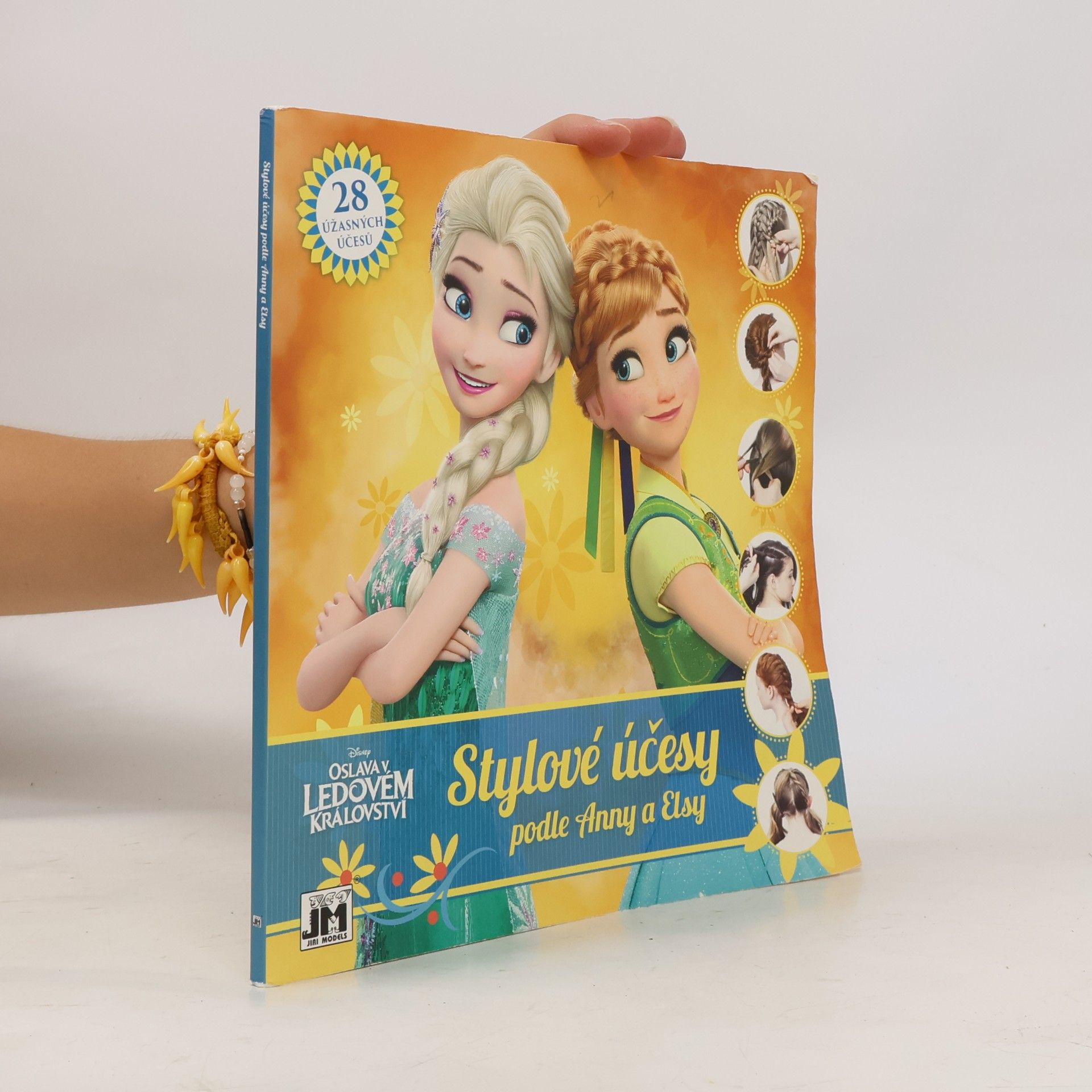 Kolektív autorov Disney oslava v Ledovém království. Stylové účesy podle Anny a Elsy