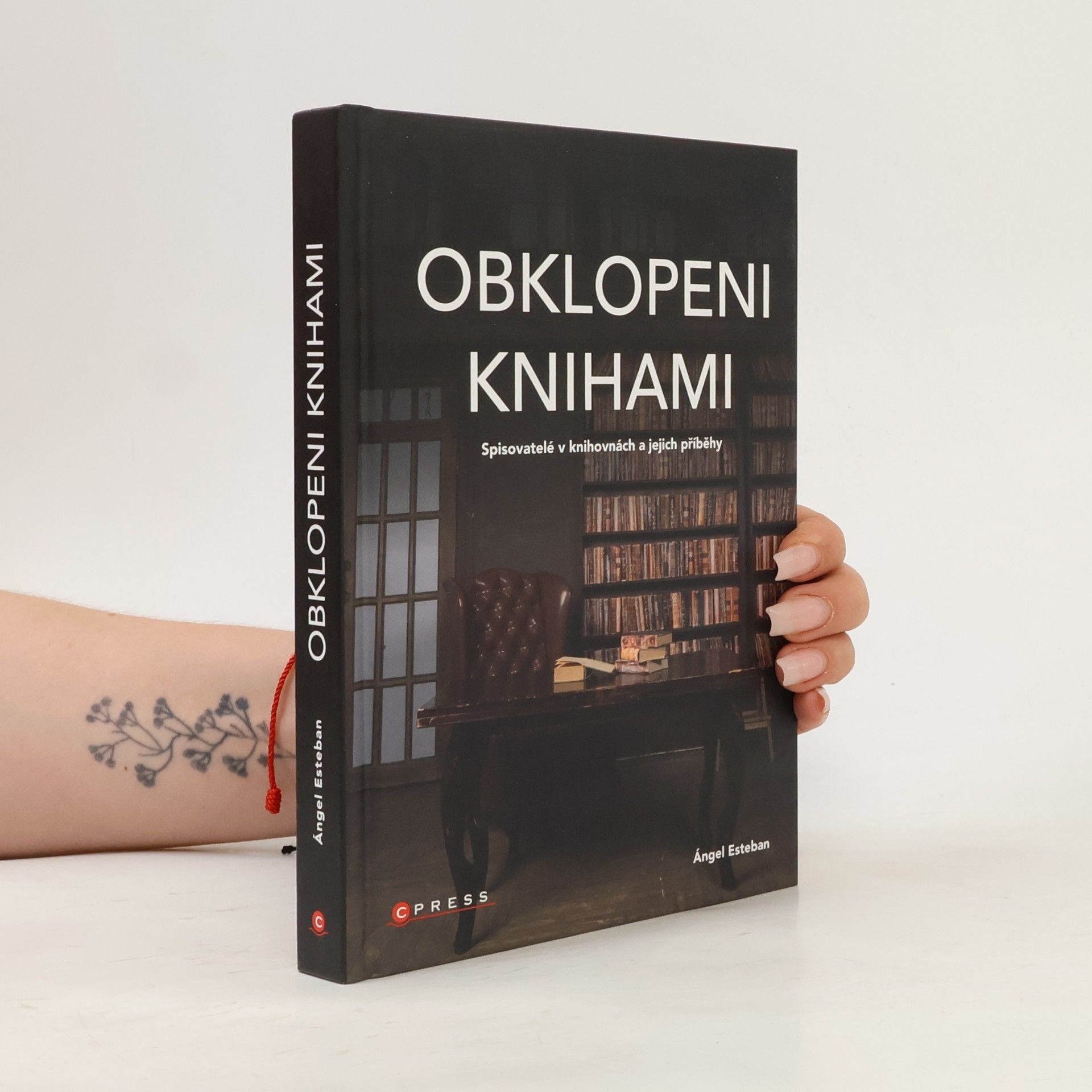 Ángel Esteban Obklopeni knihami
