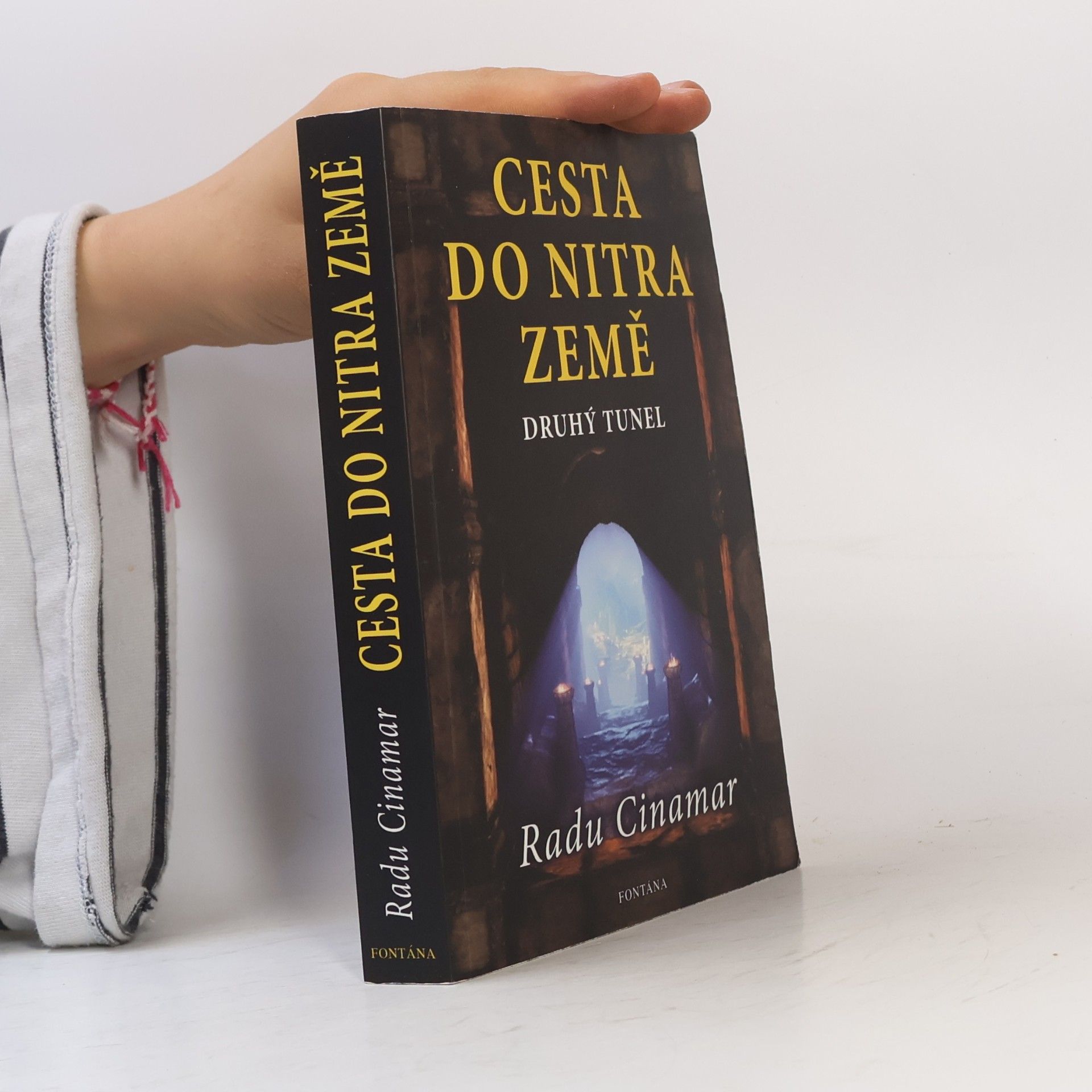 Radu Cinamar Cesta do nitra Země - druhý tunel