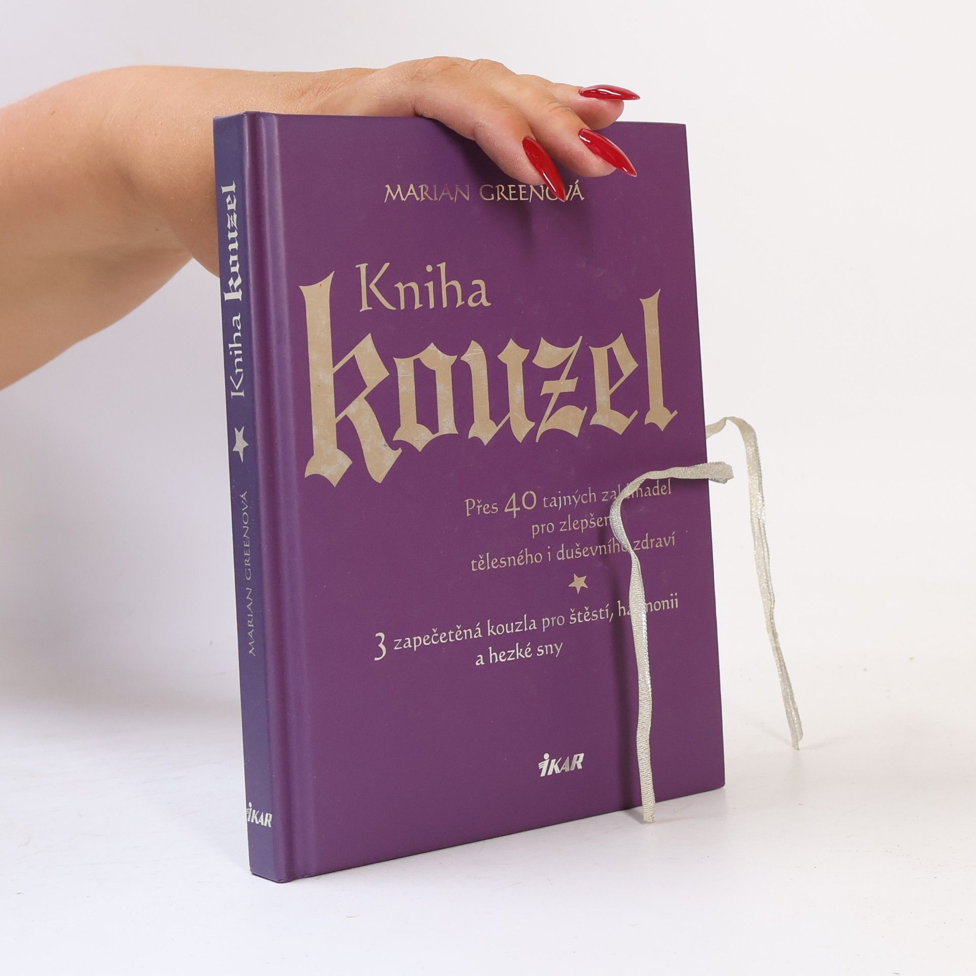 Kniha kouzel. Přes 40 tajných zaklínadel pro zlepšení tělesného i duševního zdraví