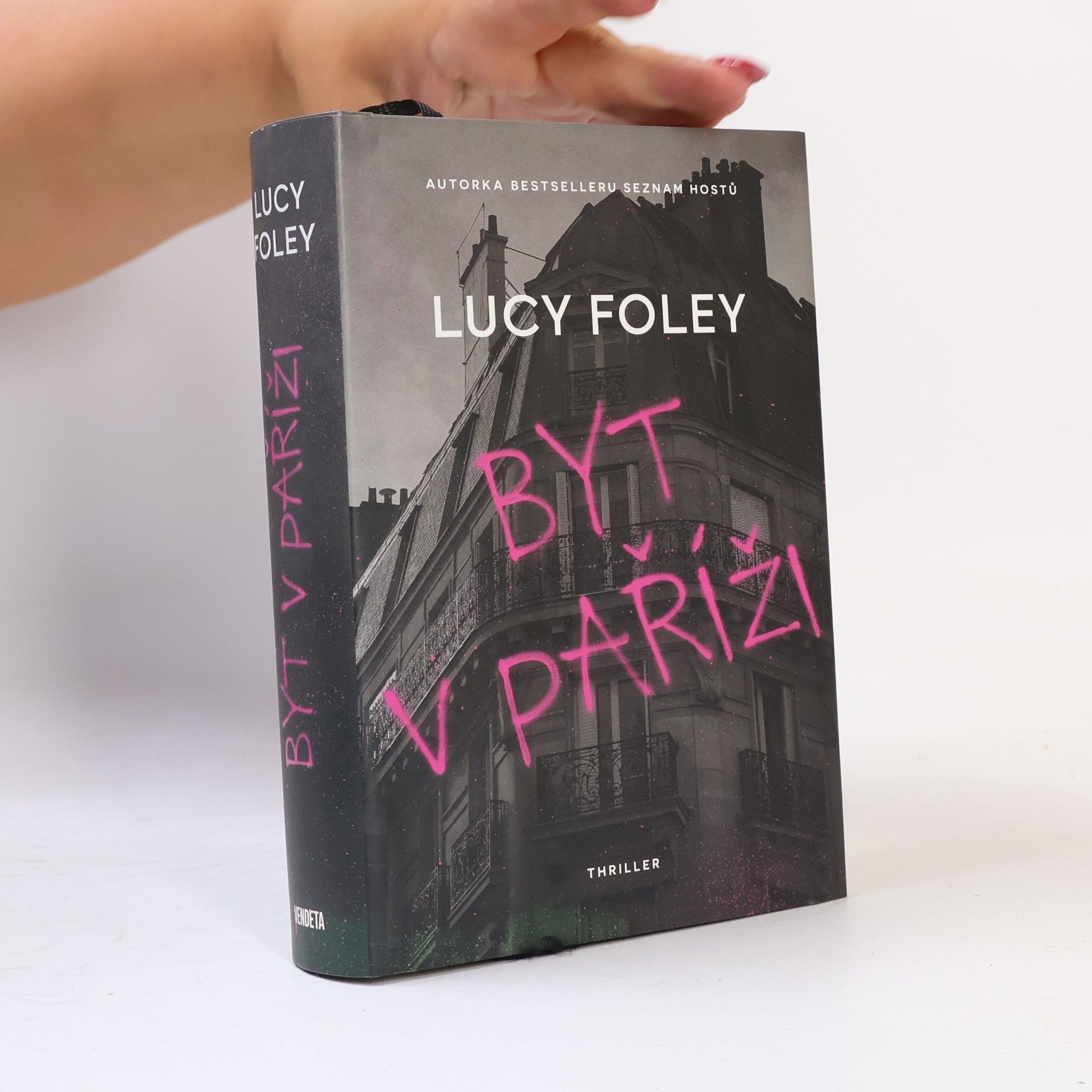 Lucy Foley Byt v Paříži