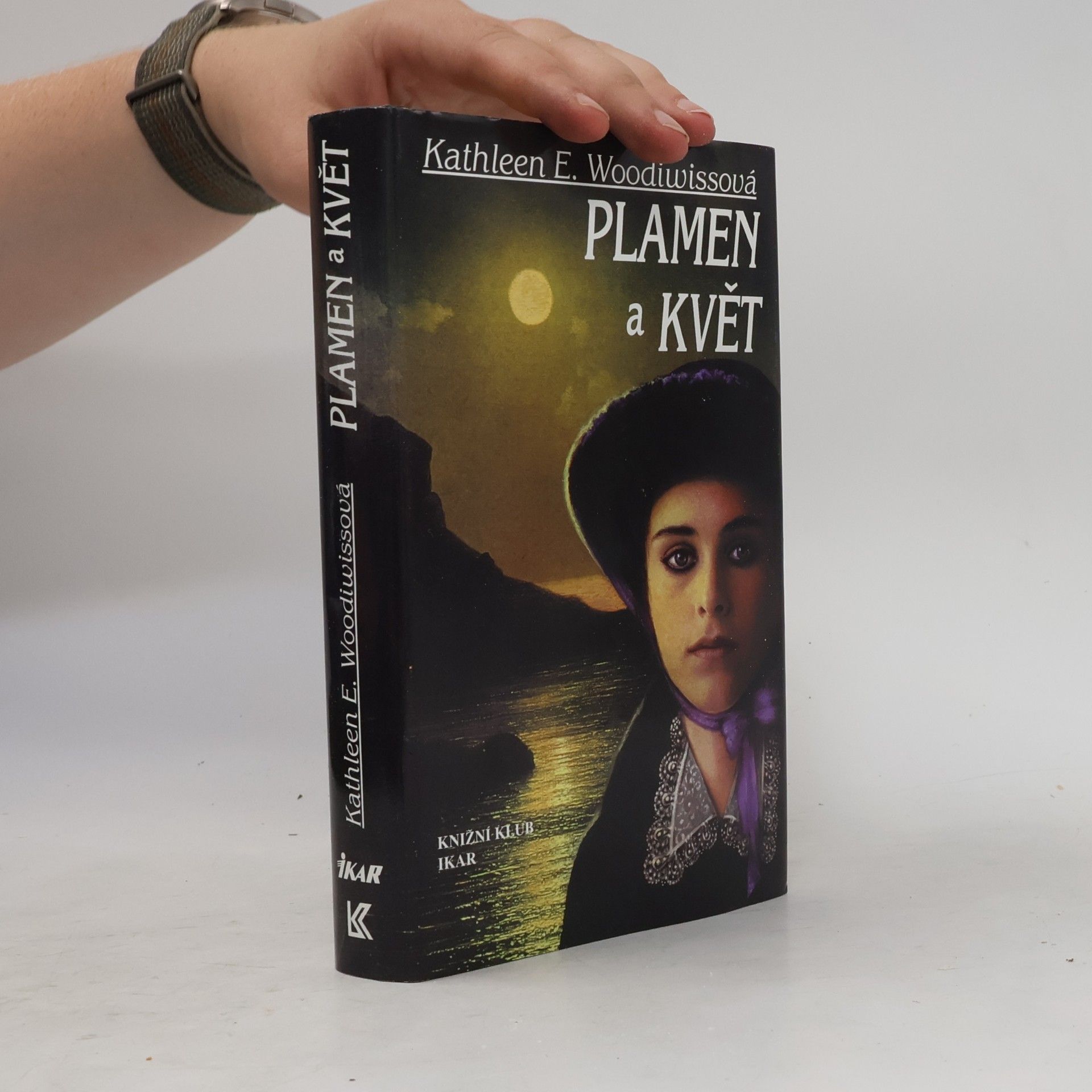 Kathleen E. Woodiwiss Plamen a květ