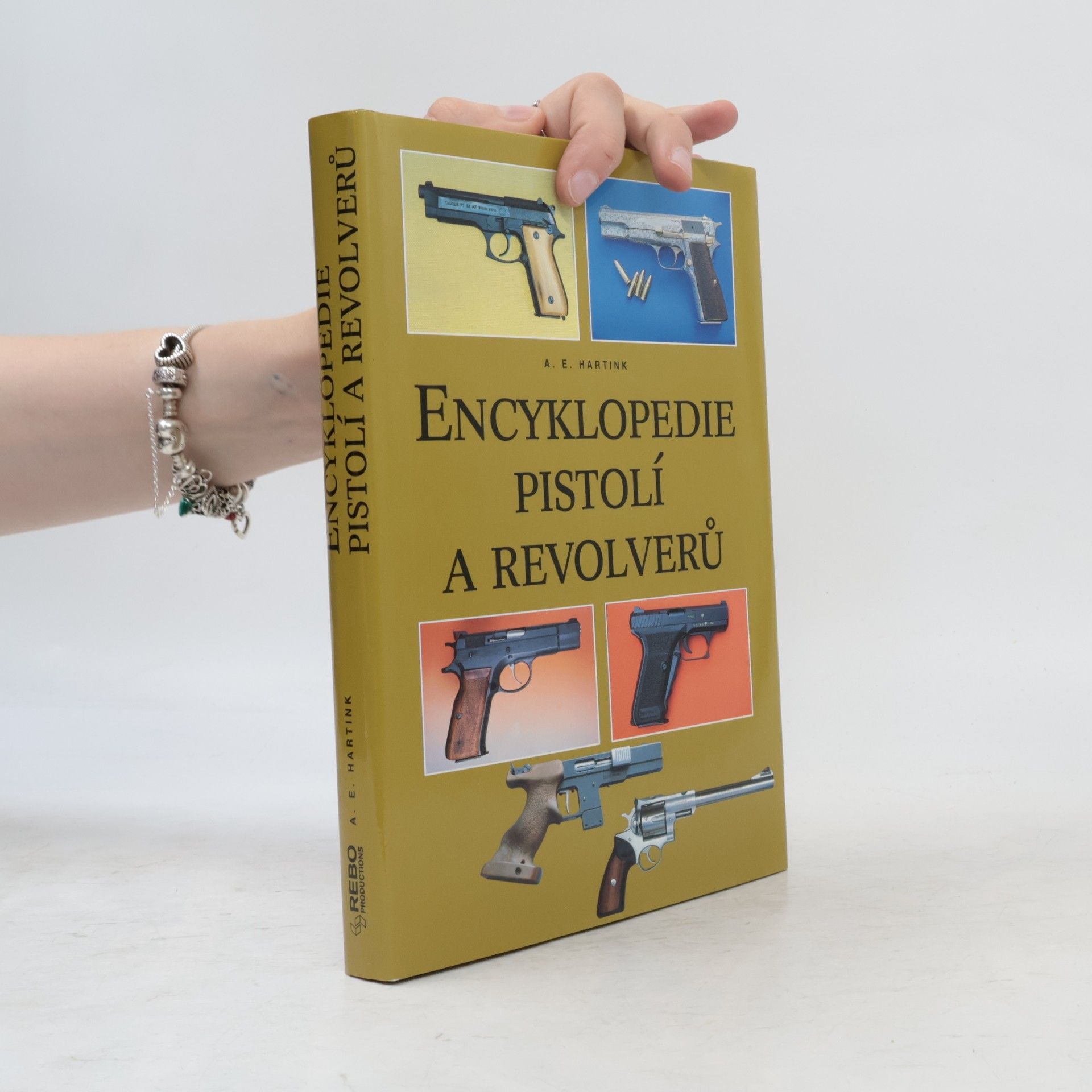 A. E. Hartink Encyklopedie pistolí a revolverů