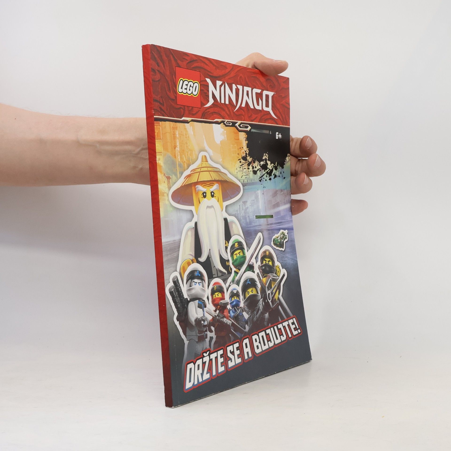 kolektiv LEGO Ninjago. Držte se a bojujte!