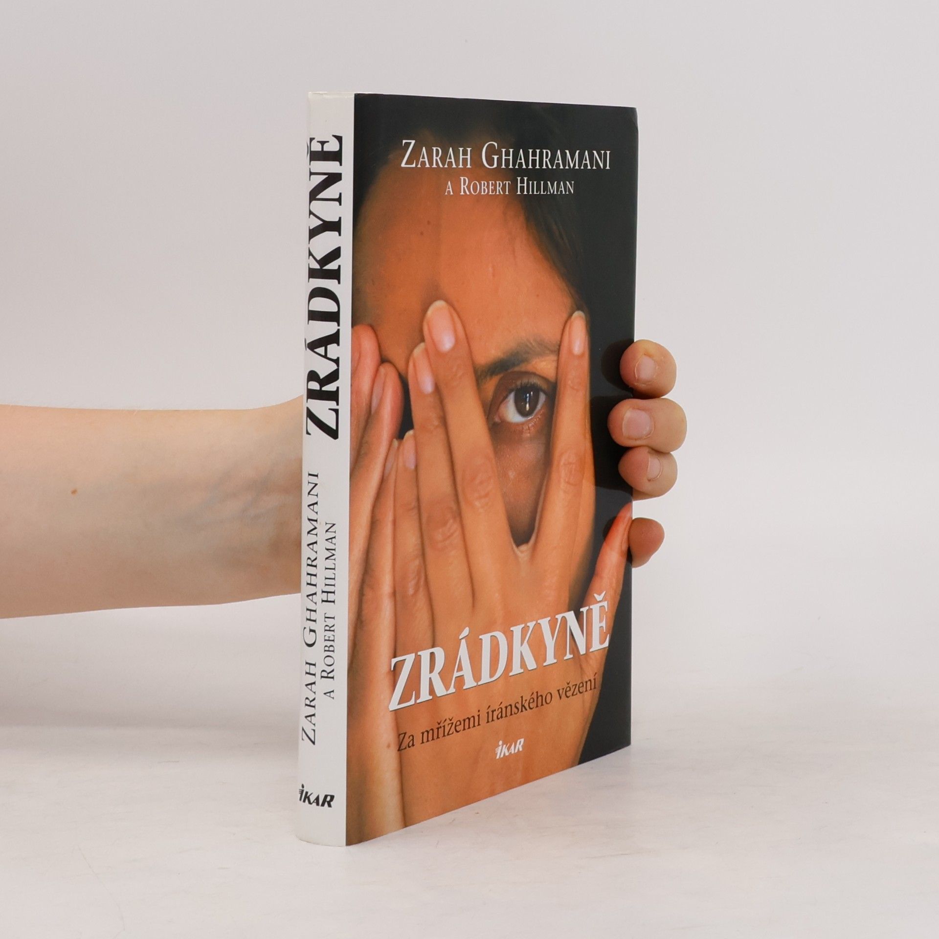 Robert Hillman Zrádkyně. Za mřížemi íránského vězení