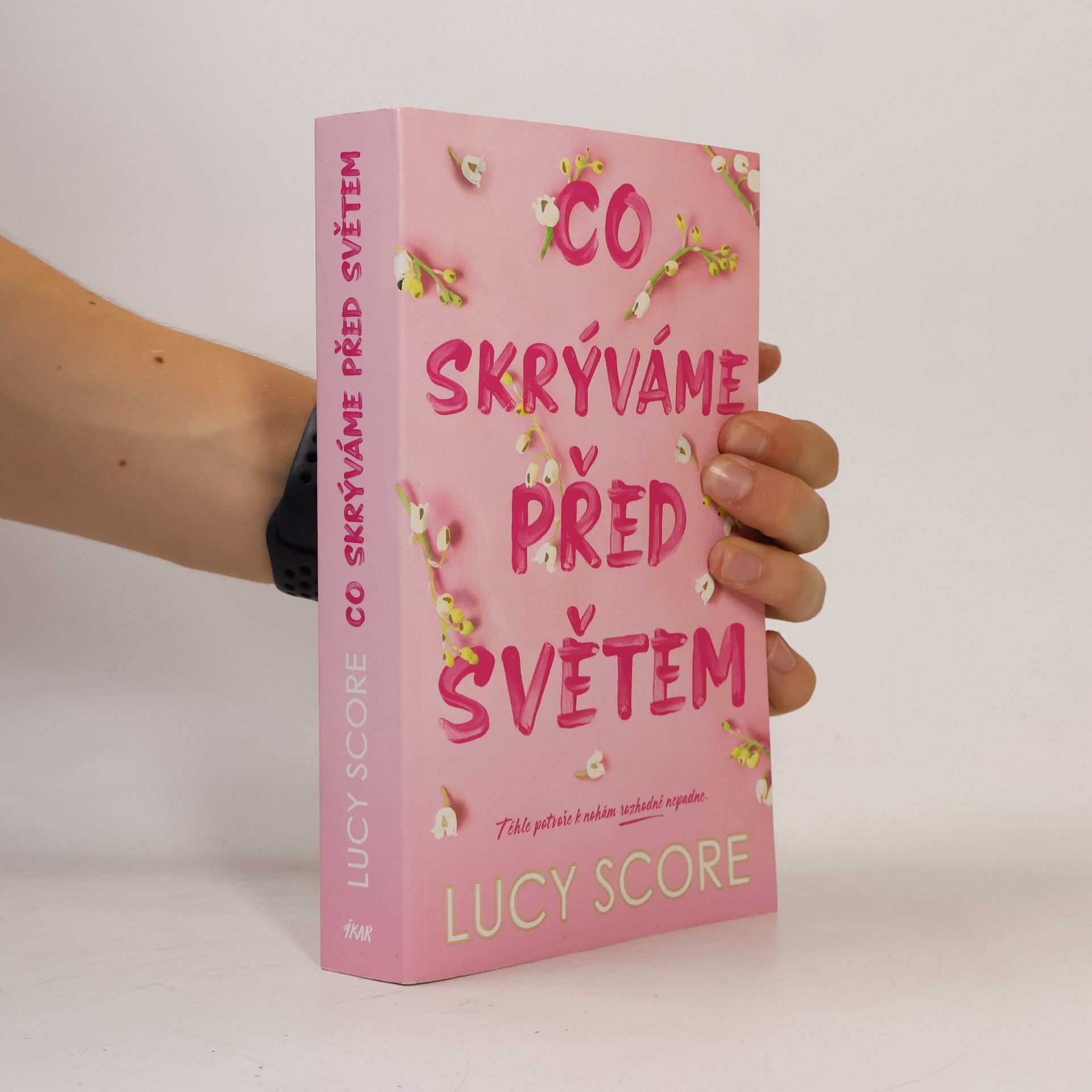 Lucy Score Co skrýváme před světem