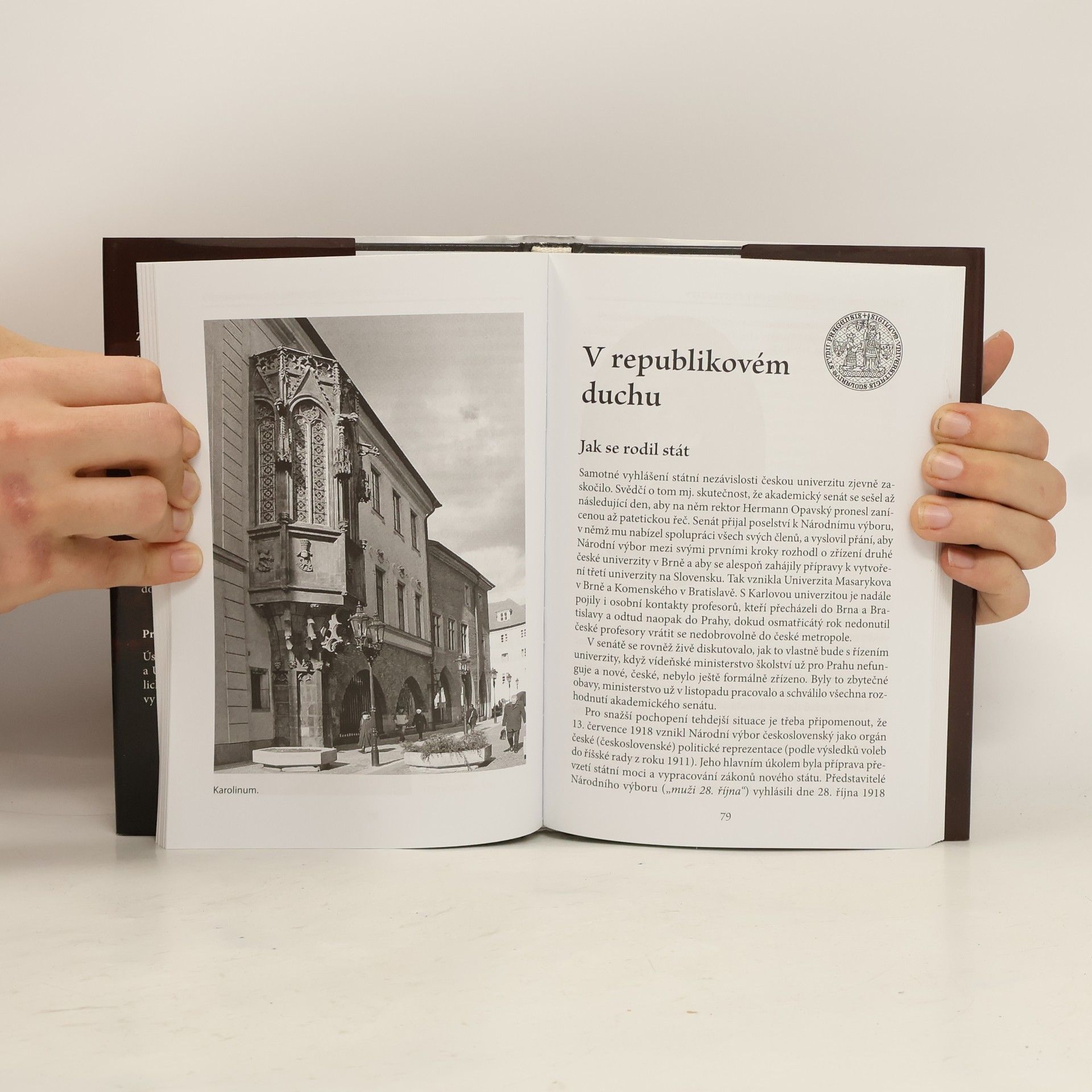 Milan Syruček Proč zmizely insignie Karlovy Univerzity