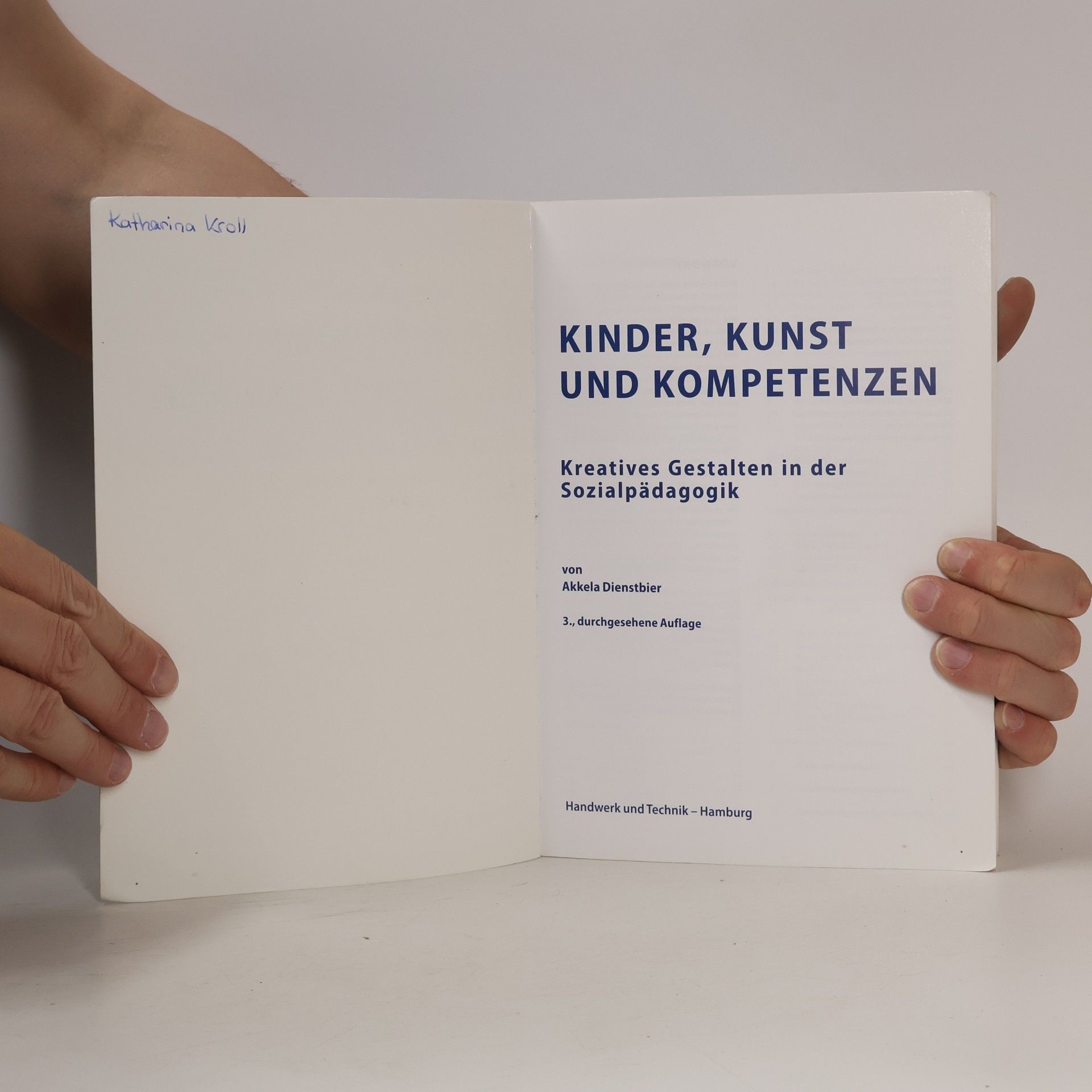 Akkela Dienstbier Kinder, Kunst und Kompetenzen