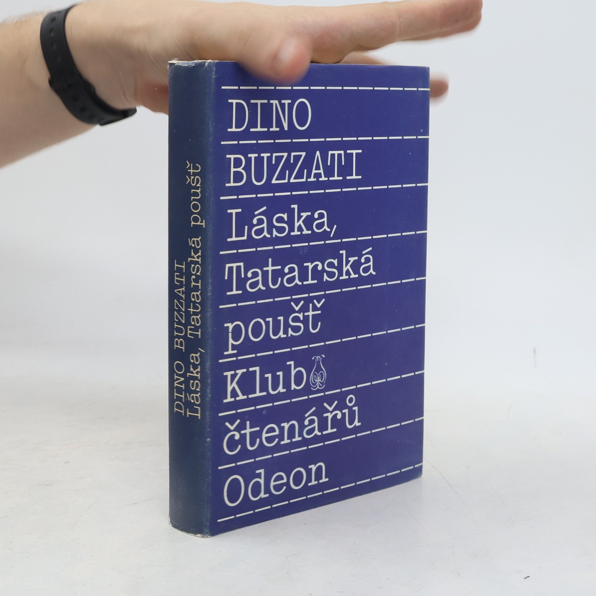 Dino Buzzati Láska.Tatarská poušť