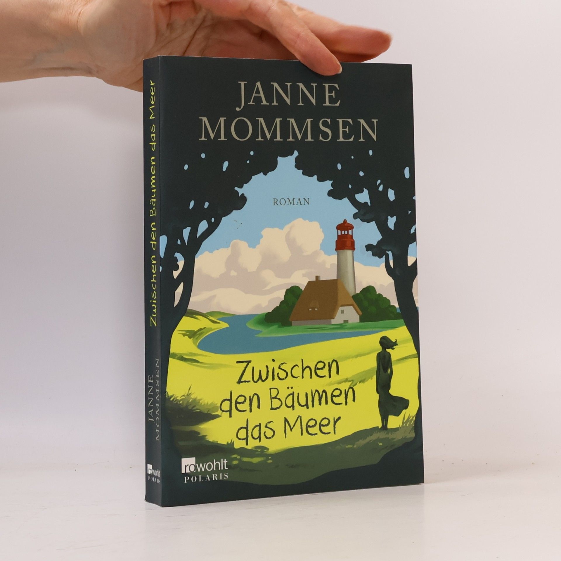 Zwischen den Bäumen das Meer